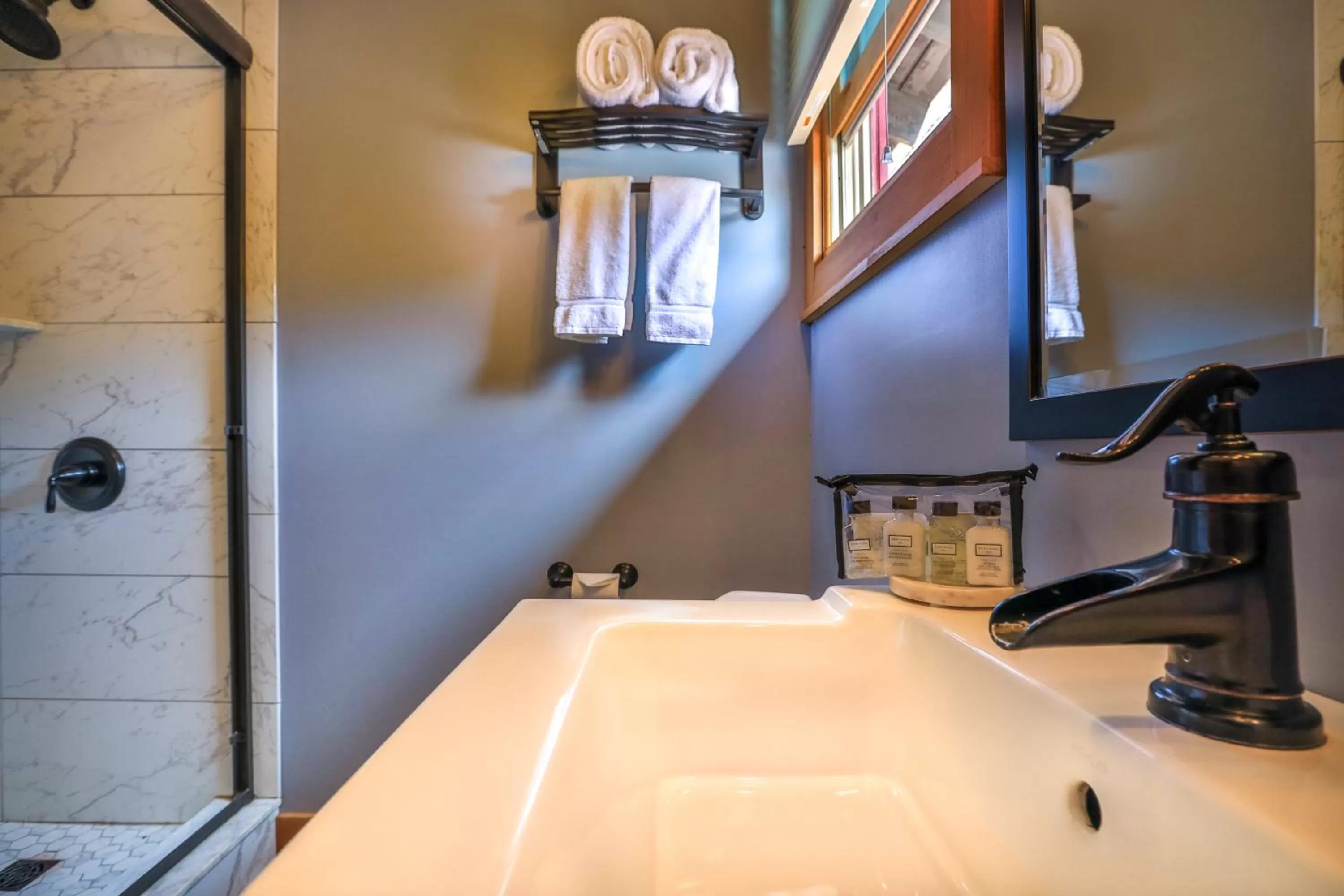 Bathroom, Bed in Garnet Hill Lodge