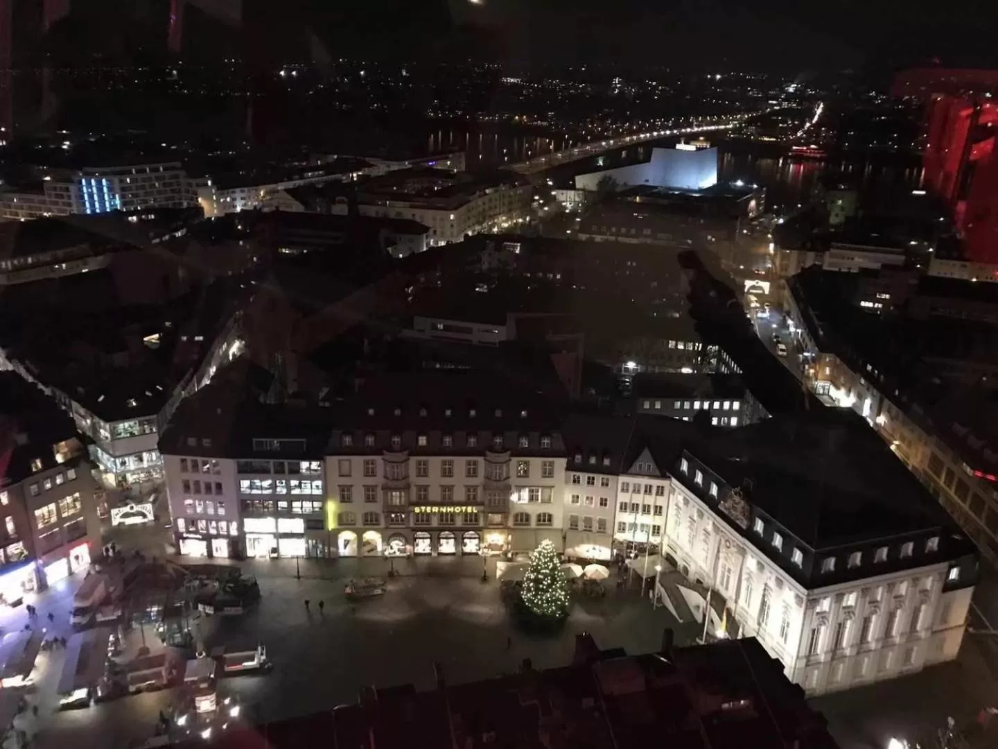 Bird's eye view, Bird's-eye View in Hotel 83