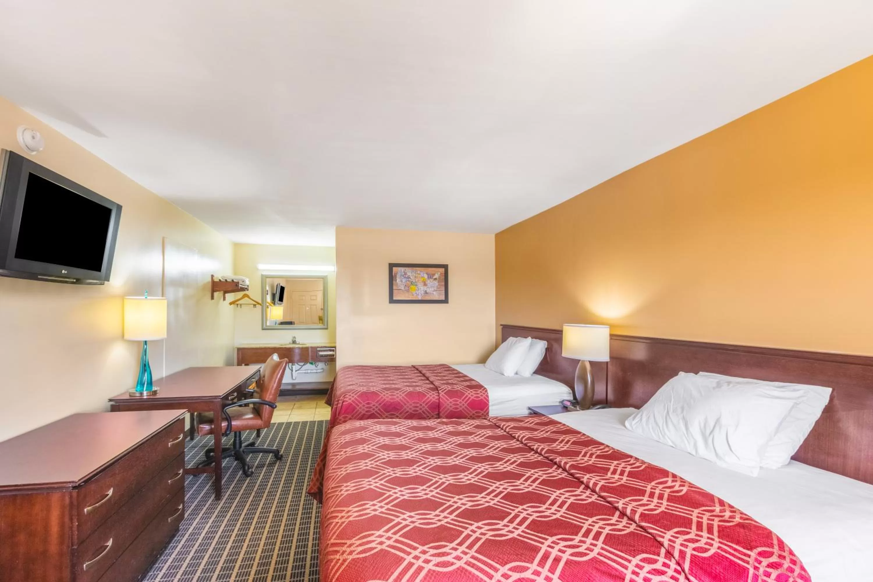 Photo of the whole room, Bed in Econo Lodge Gaffney