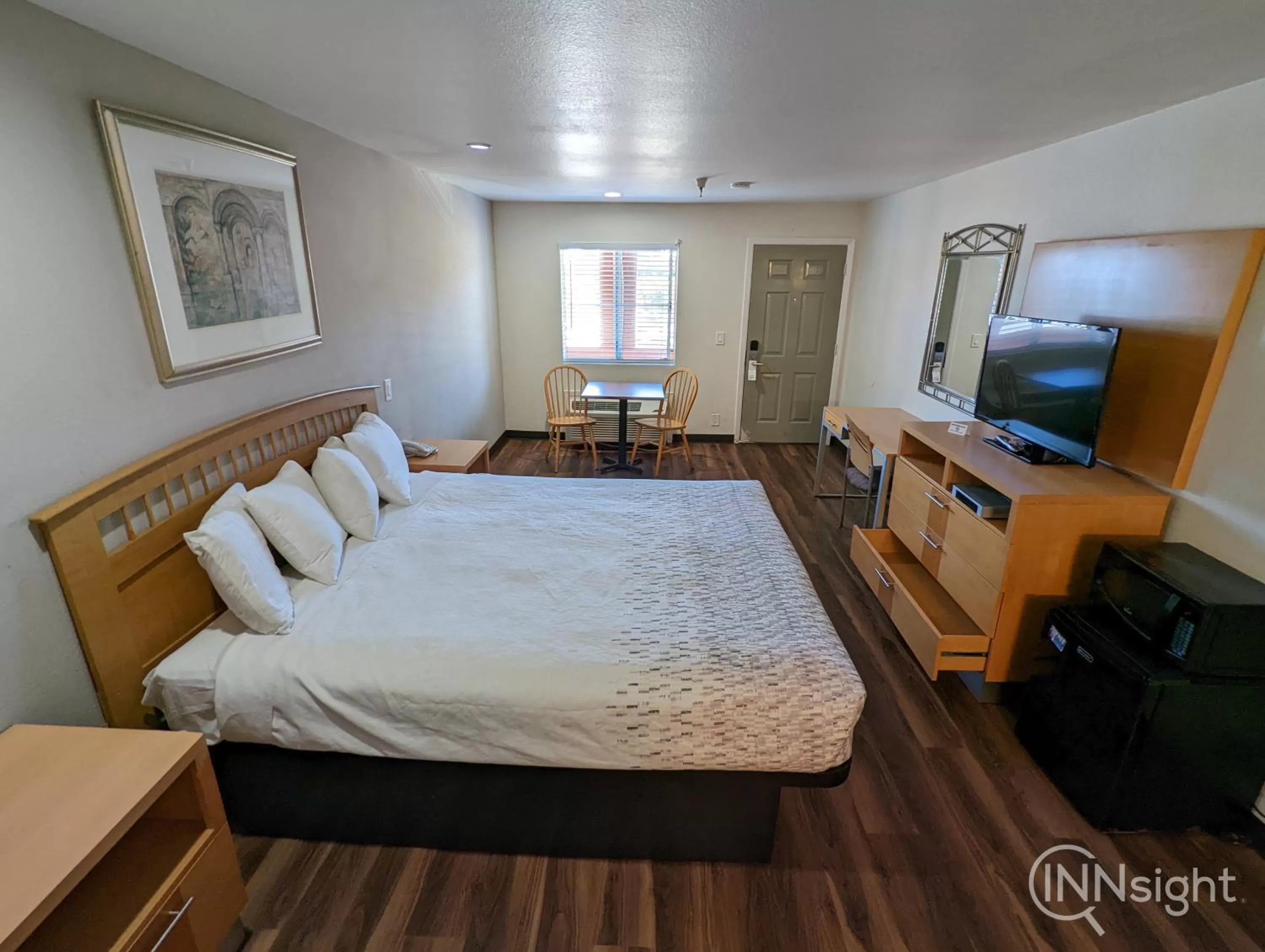 Photo of the whole room, Bed in Royal Inn