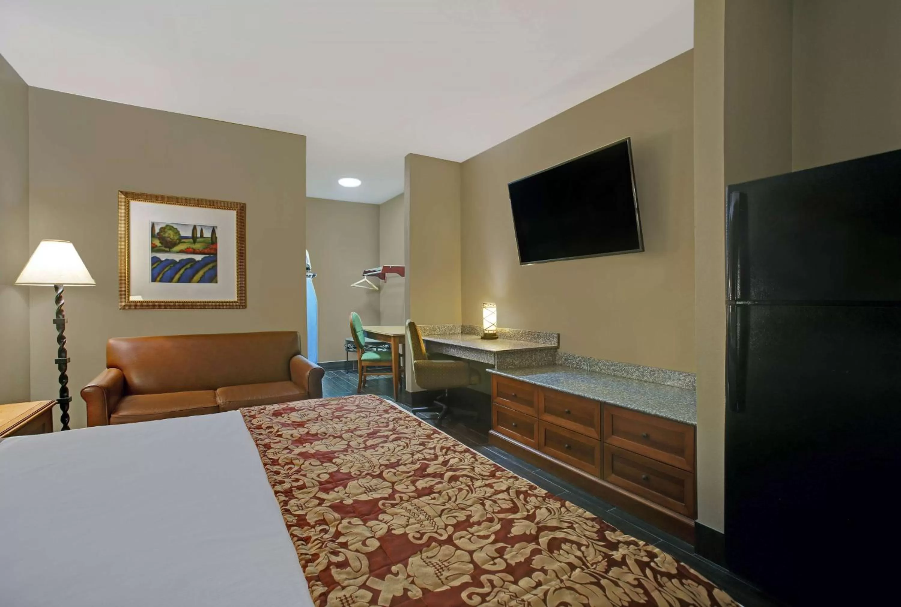 Photo of the whole room, Bed in Studio 6 Odessa, Tx