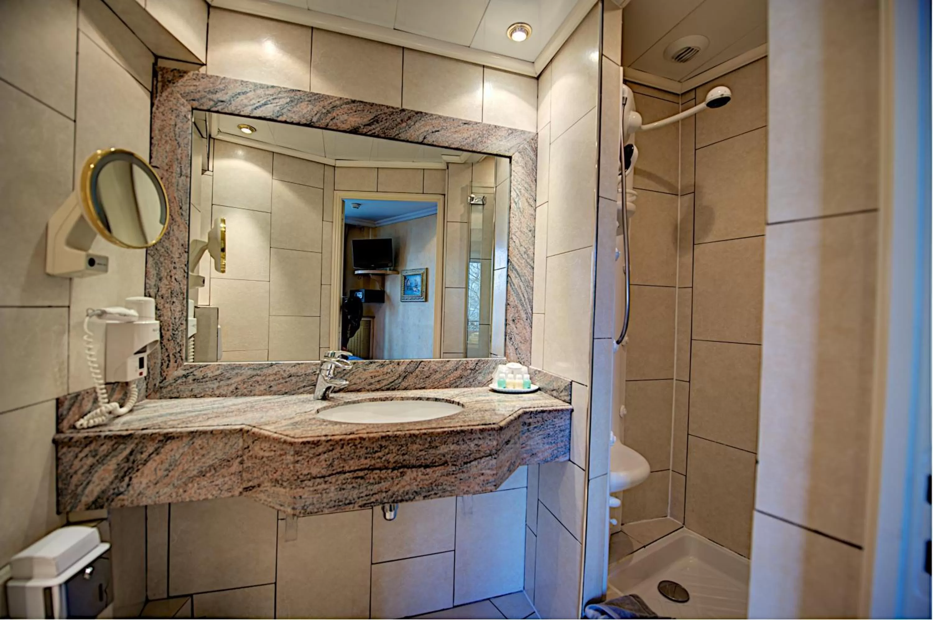 Shower in Hôtel Du Midi Paris Montparnasse