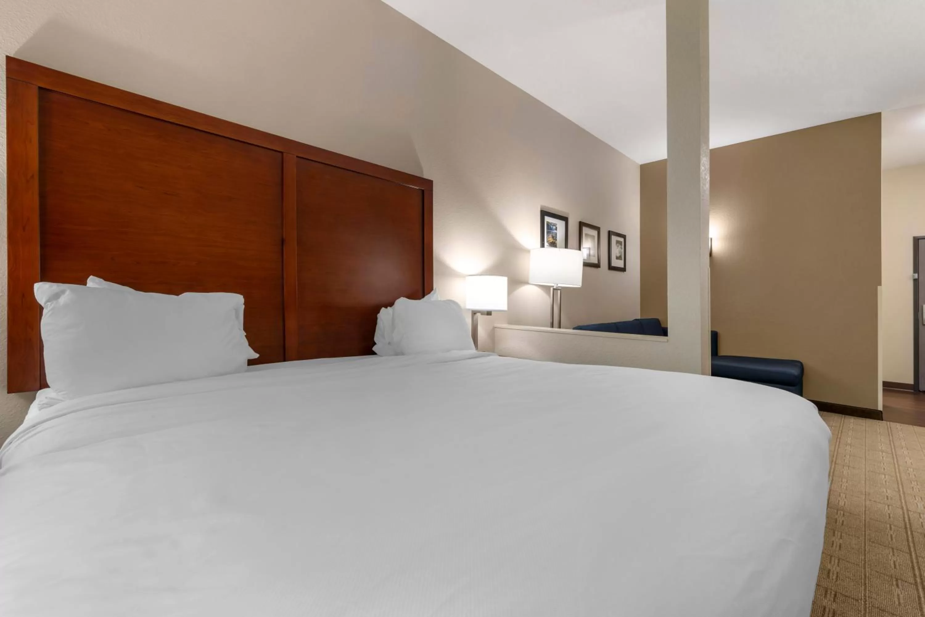 Bed in Comfort Inn & Suites North Mankato