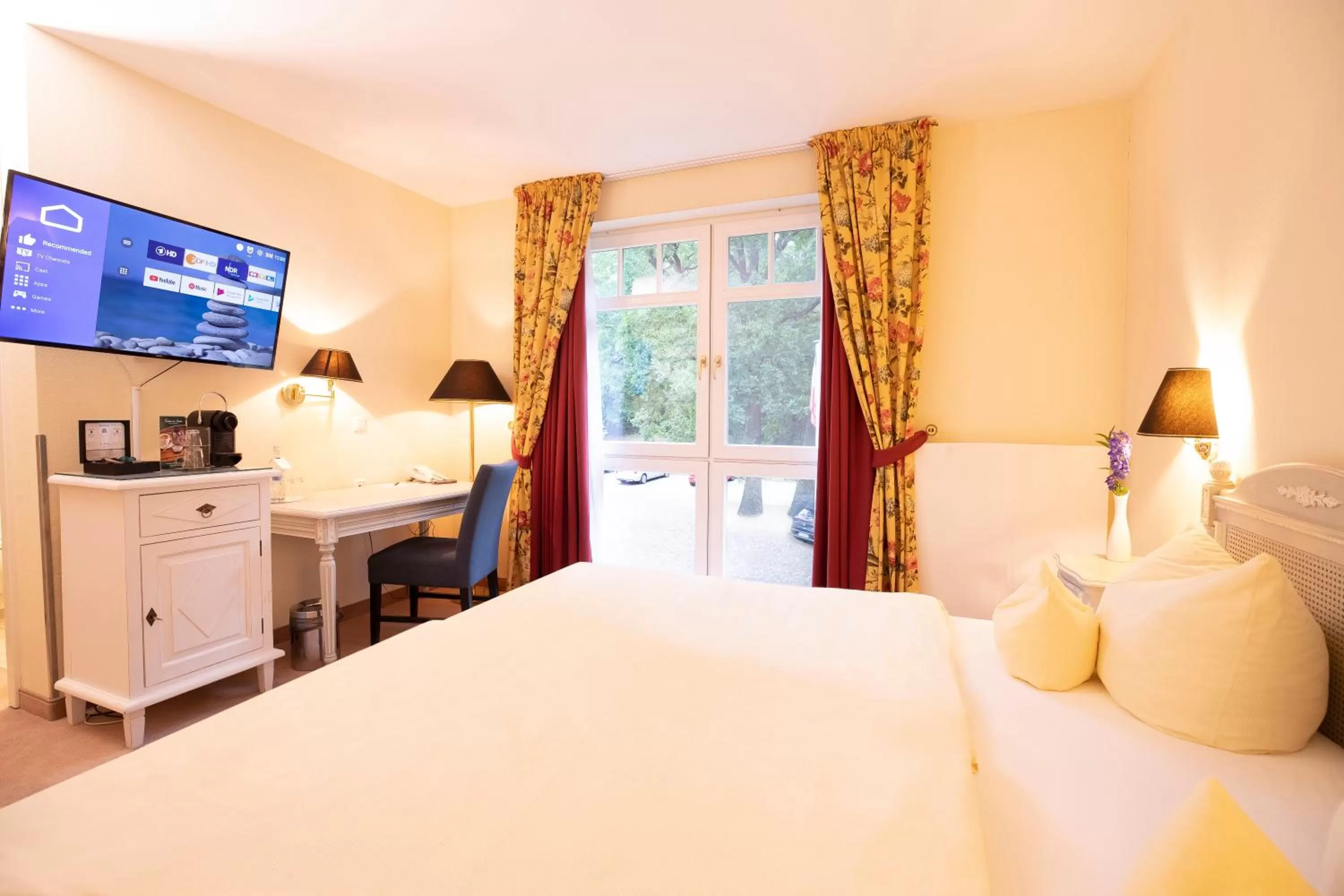 Photo of the whole room, Bed in Kurhaus am Inselsee