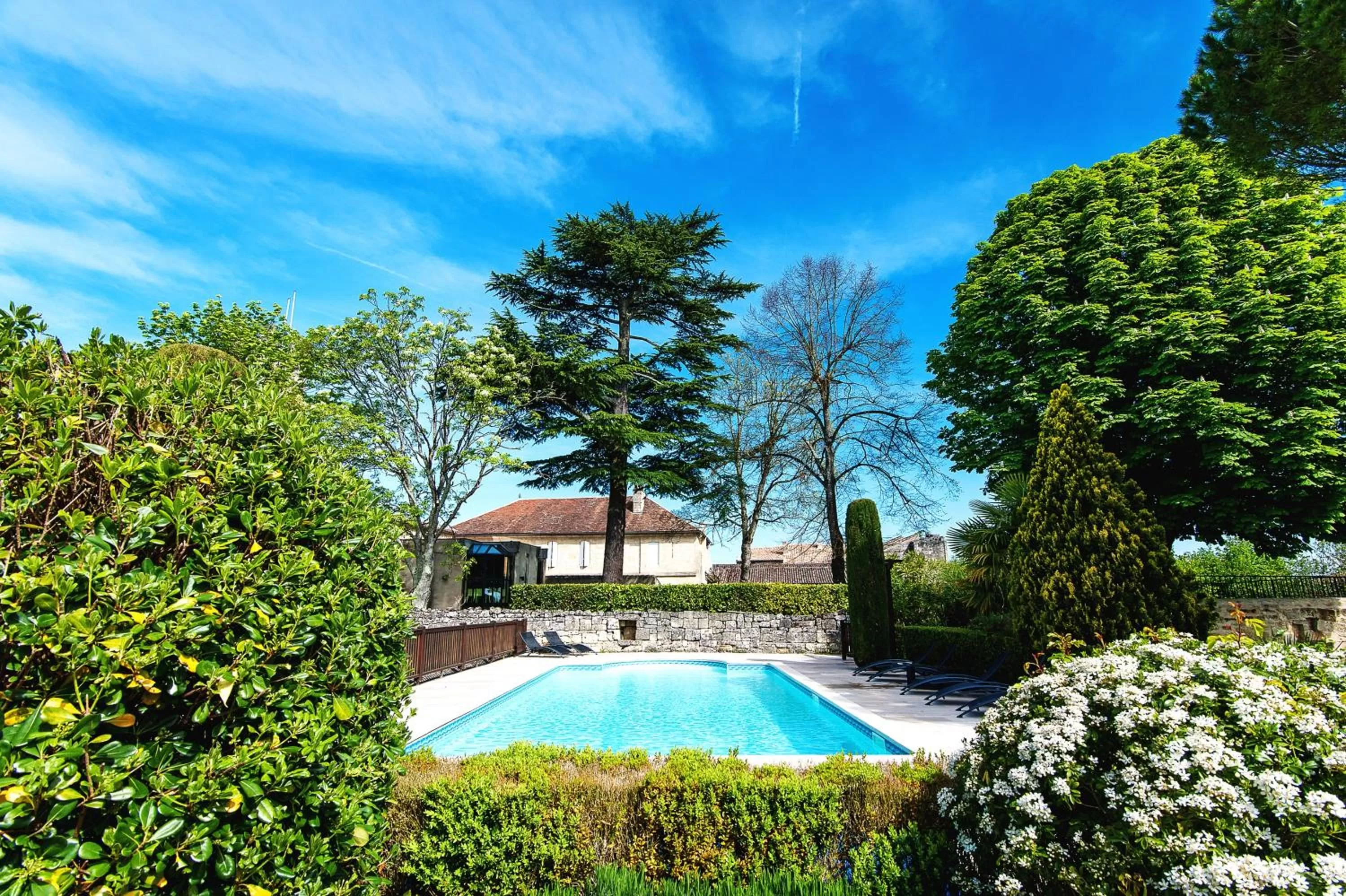 Swimming Pool in Hôtel Au Logis des Remparts