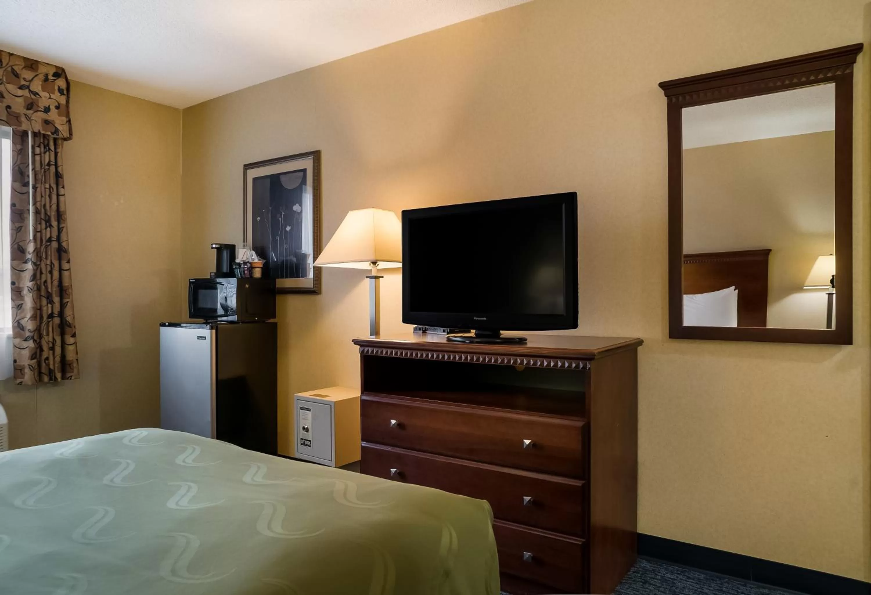 Bed in Quality Inn Grand Blanc - Flint South