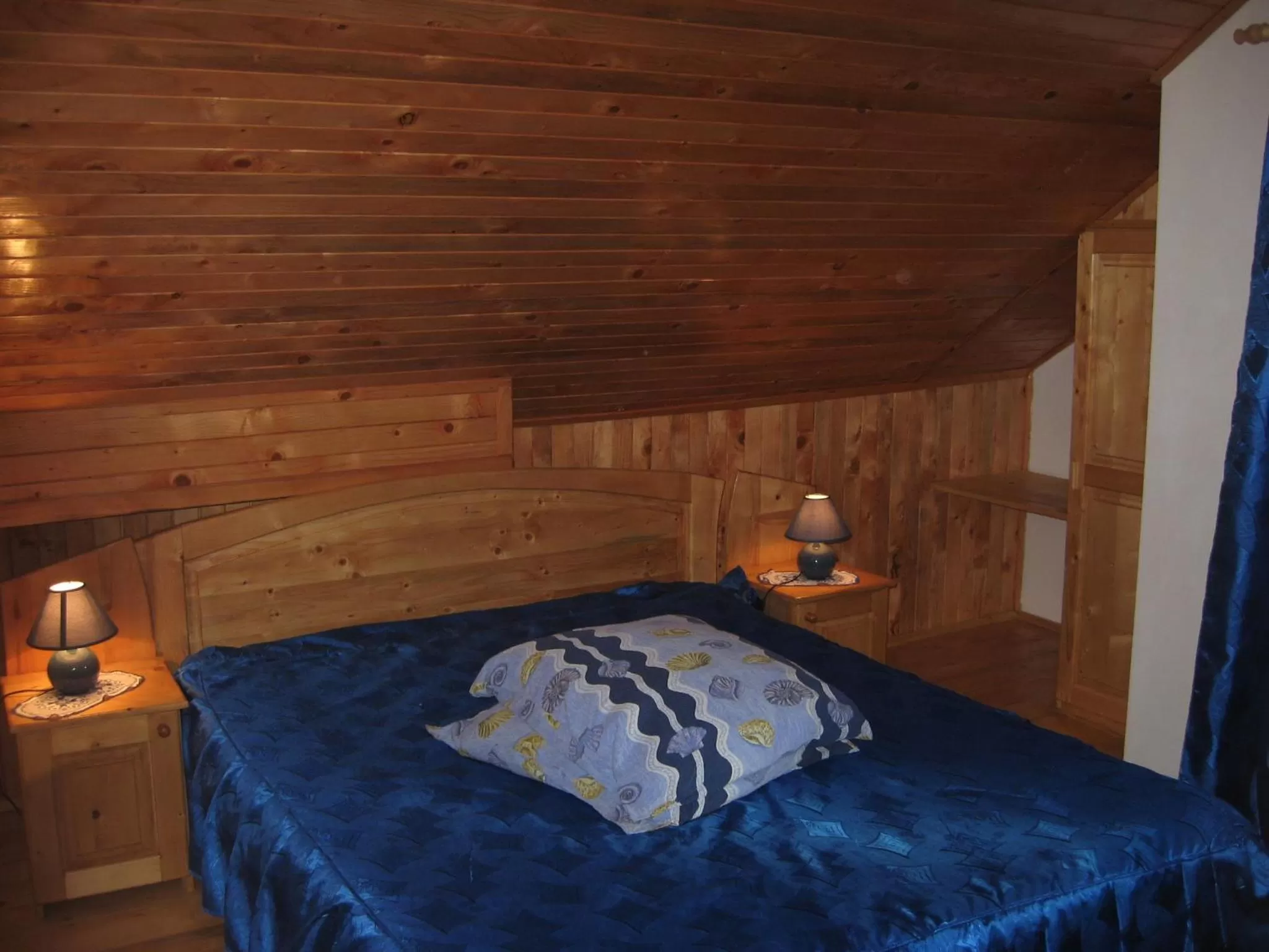 Bed in Pensiunea Luminita