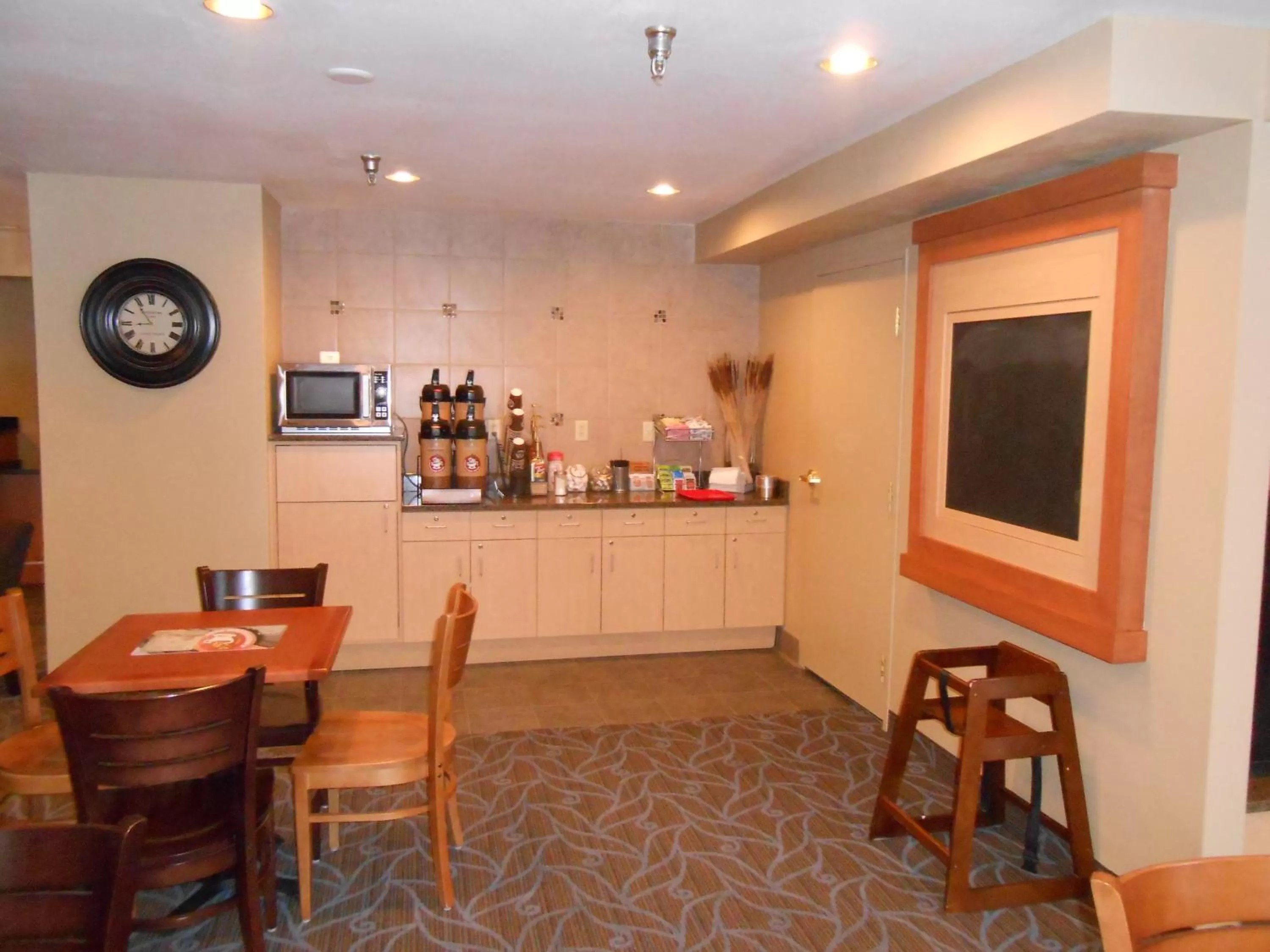 Restaurant/places to eat in AmericInn & Suites Burnsville, MN