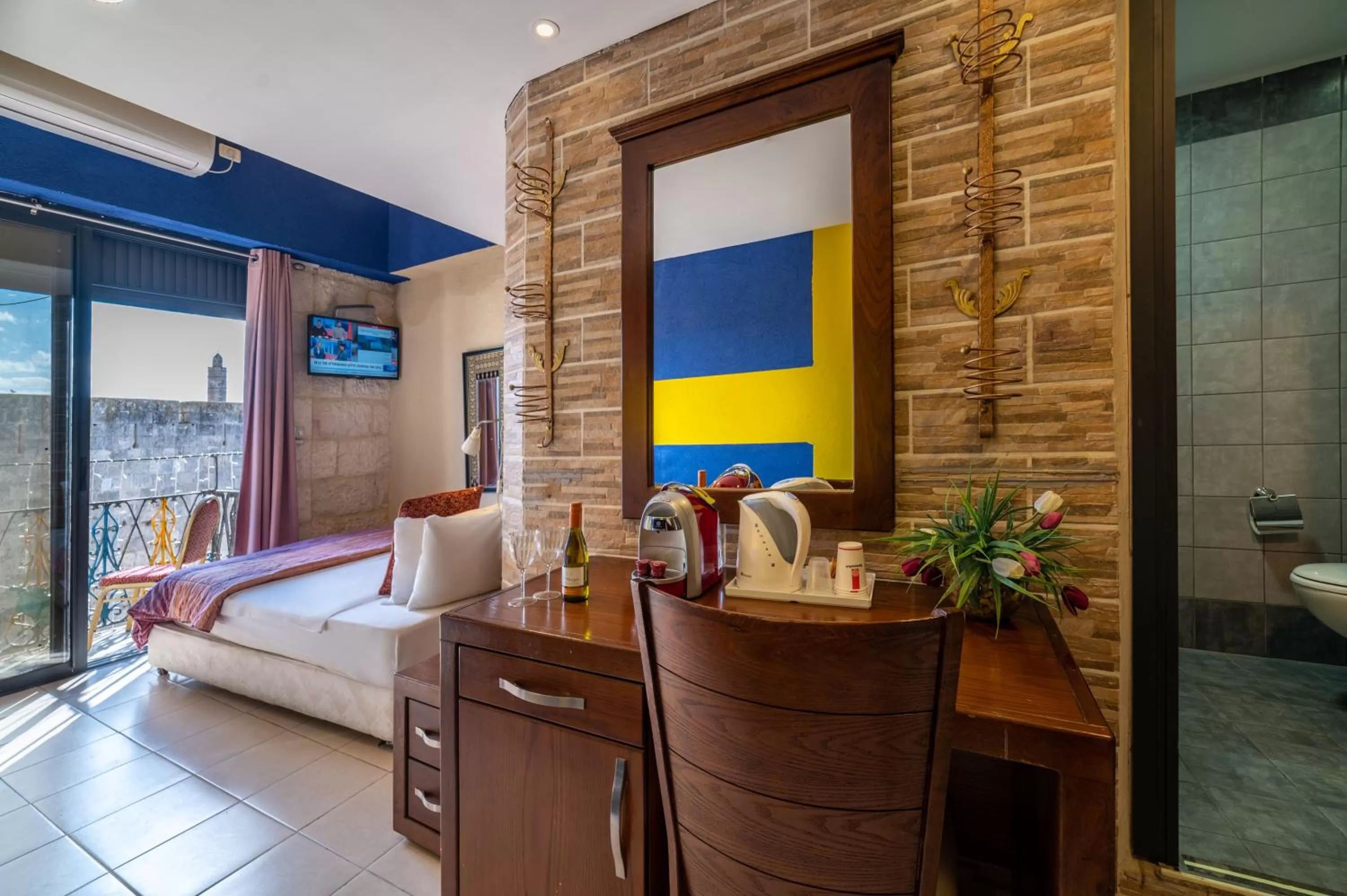 Photo of the whole room in New Imperial Hotel