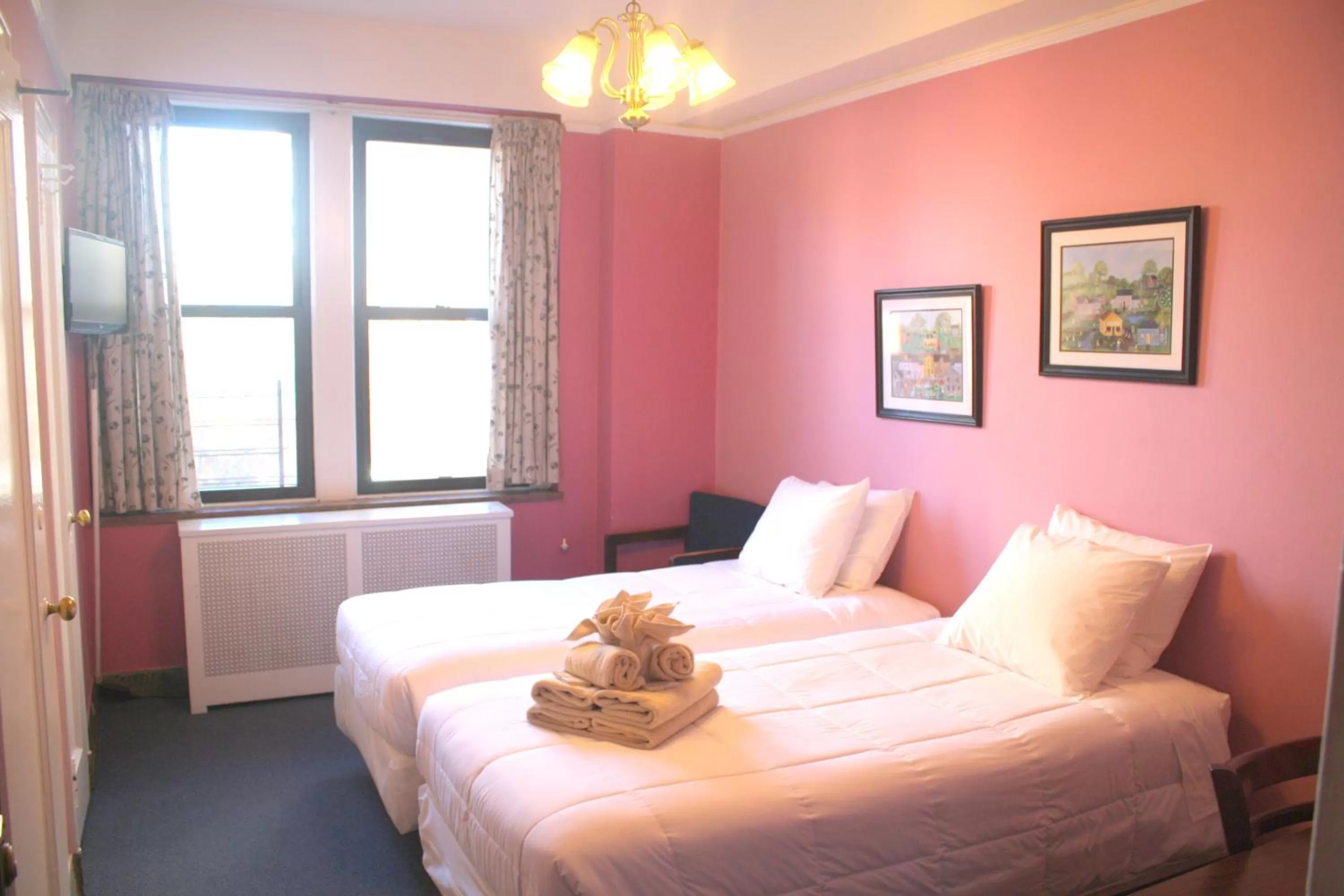 Bedroom, Bed in Leo House