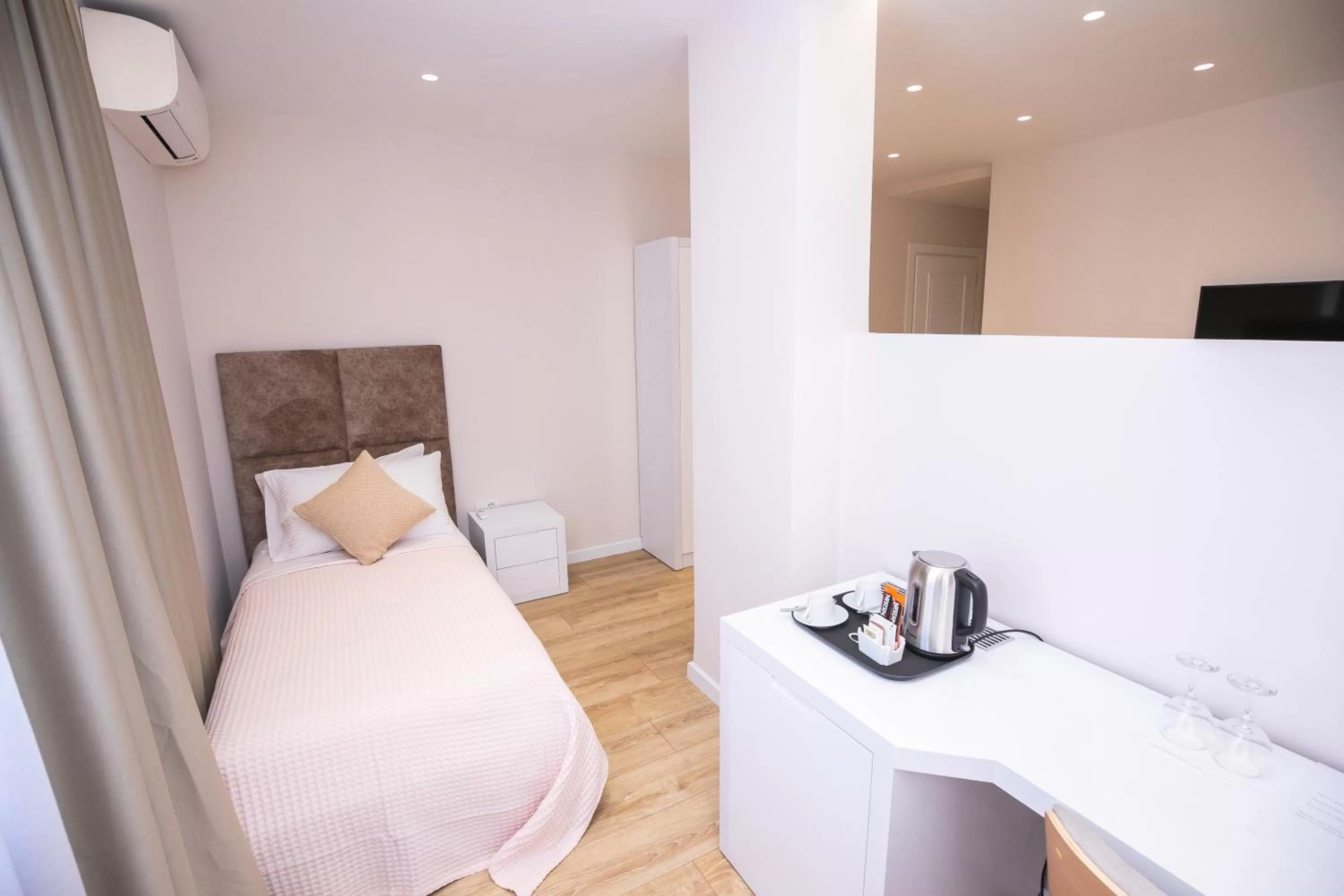 Coffee/tea facilities, Bed in Hotel Elior