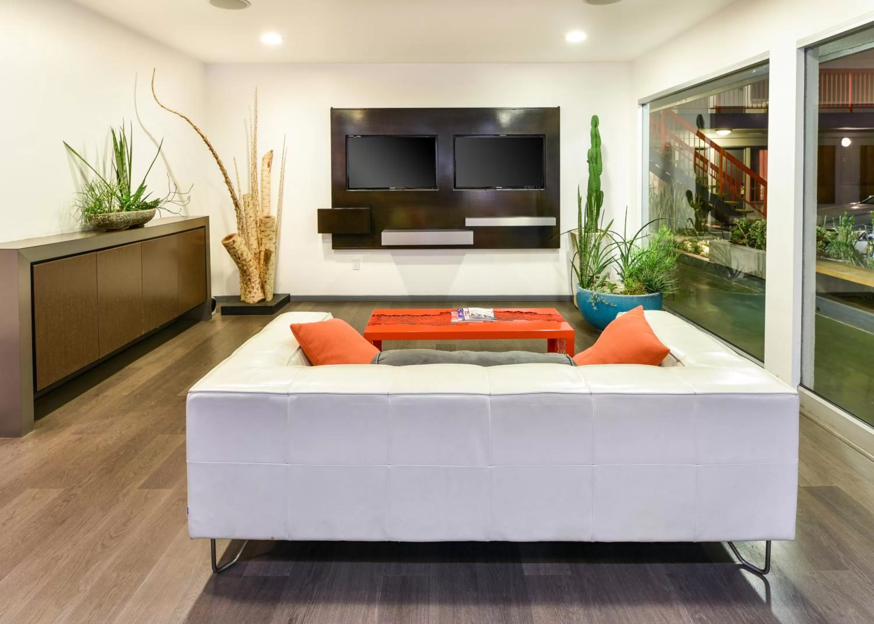 Lobby or reception in The Tangerine - a Burbank Hotel