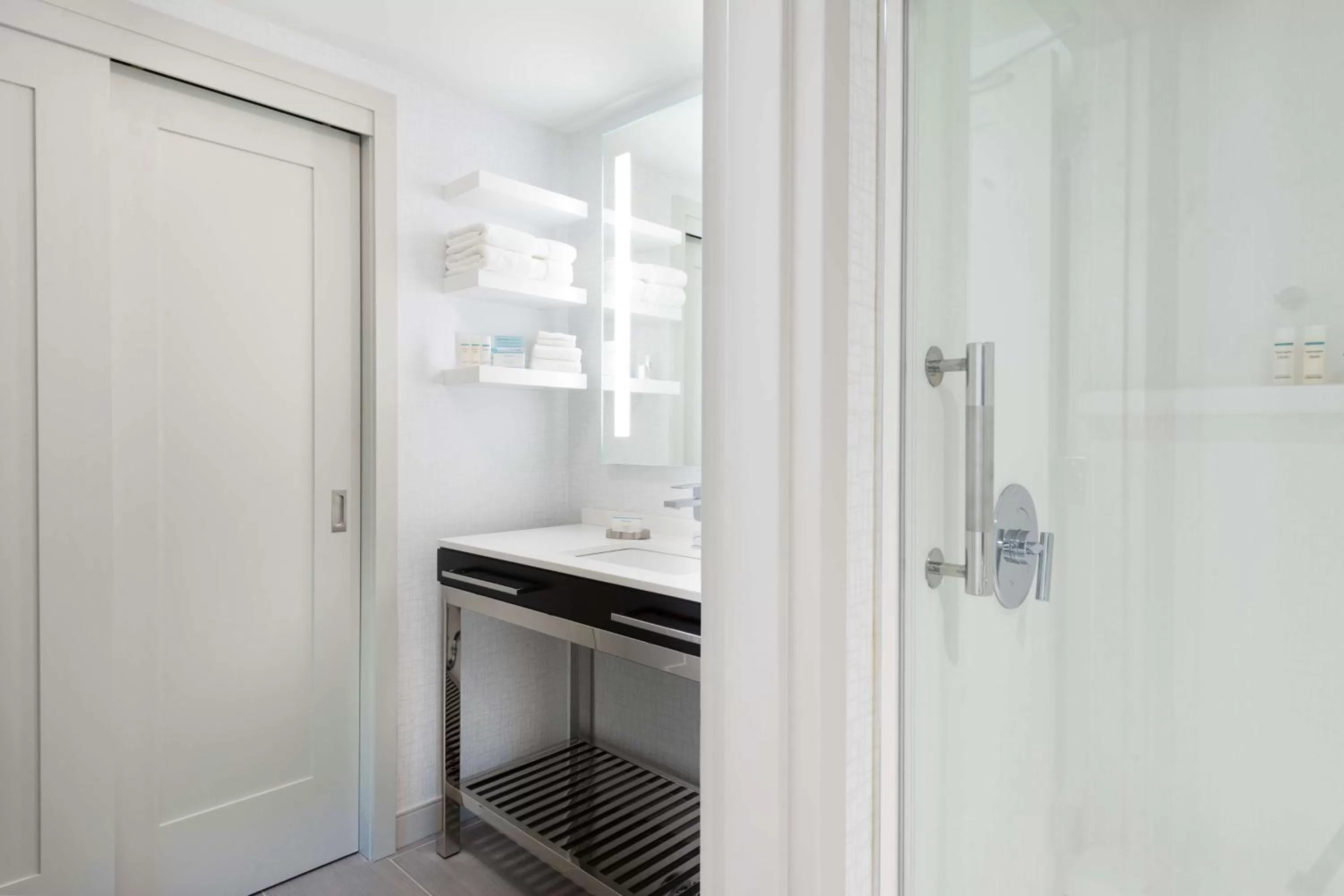 Bathroom in Hampton Inn & Suites Bridgewater, NJ