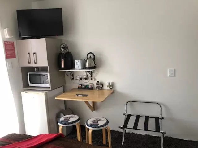 Kitchen or kitchenette in Coachman Motel