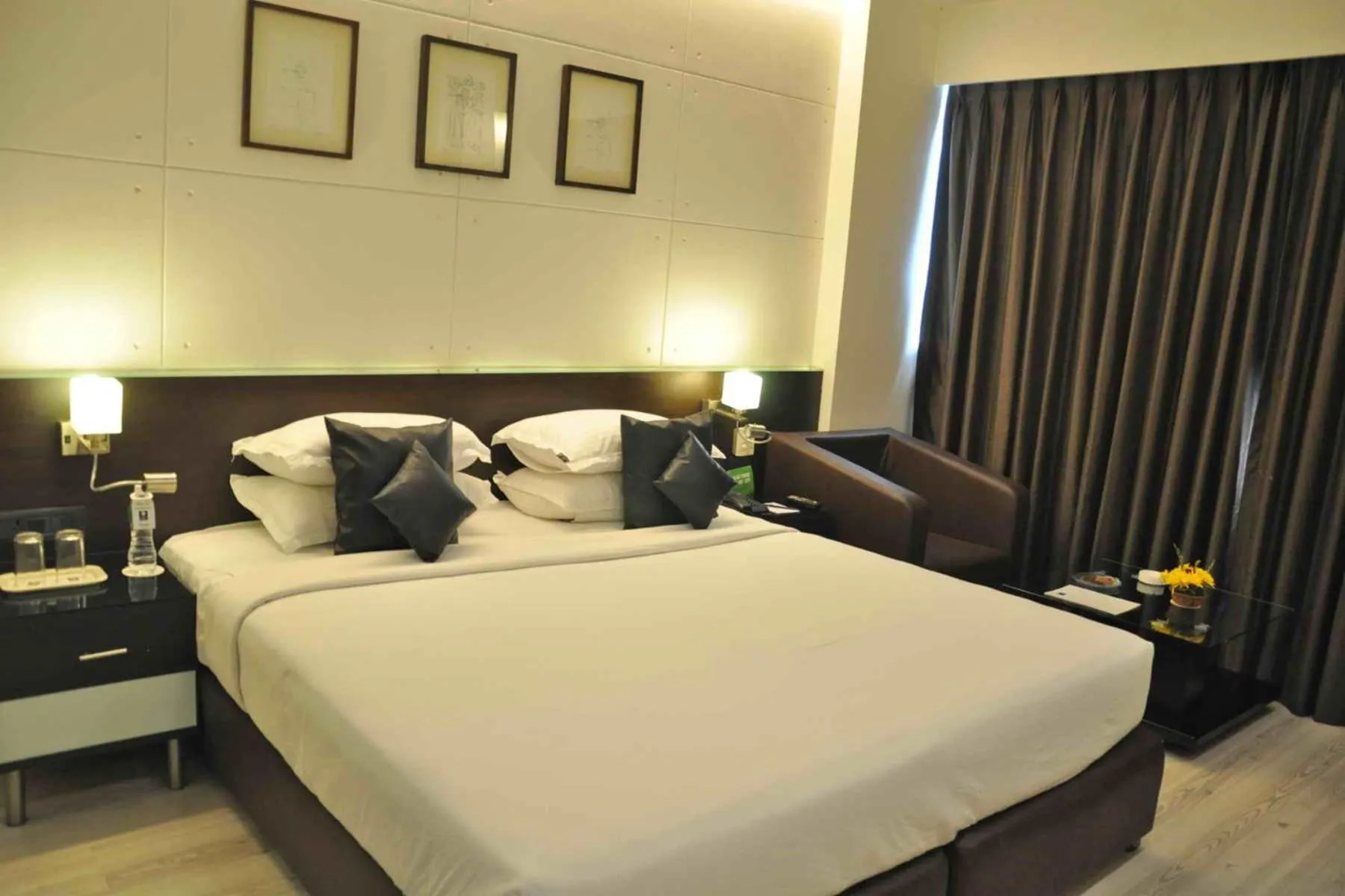 Photo of the whole room, Bed in Comfort Inn Sunset