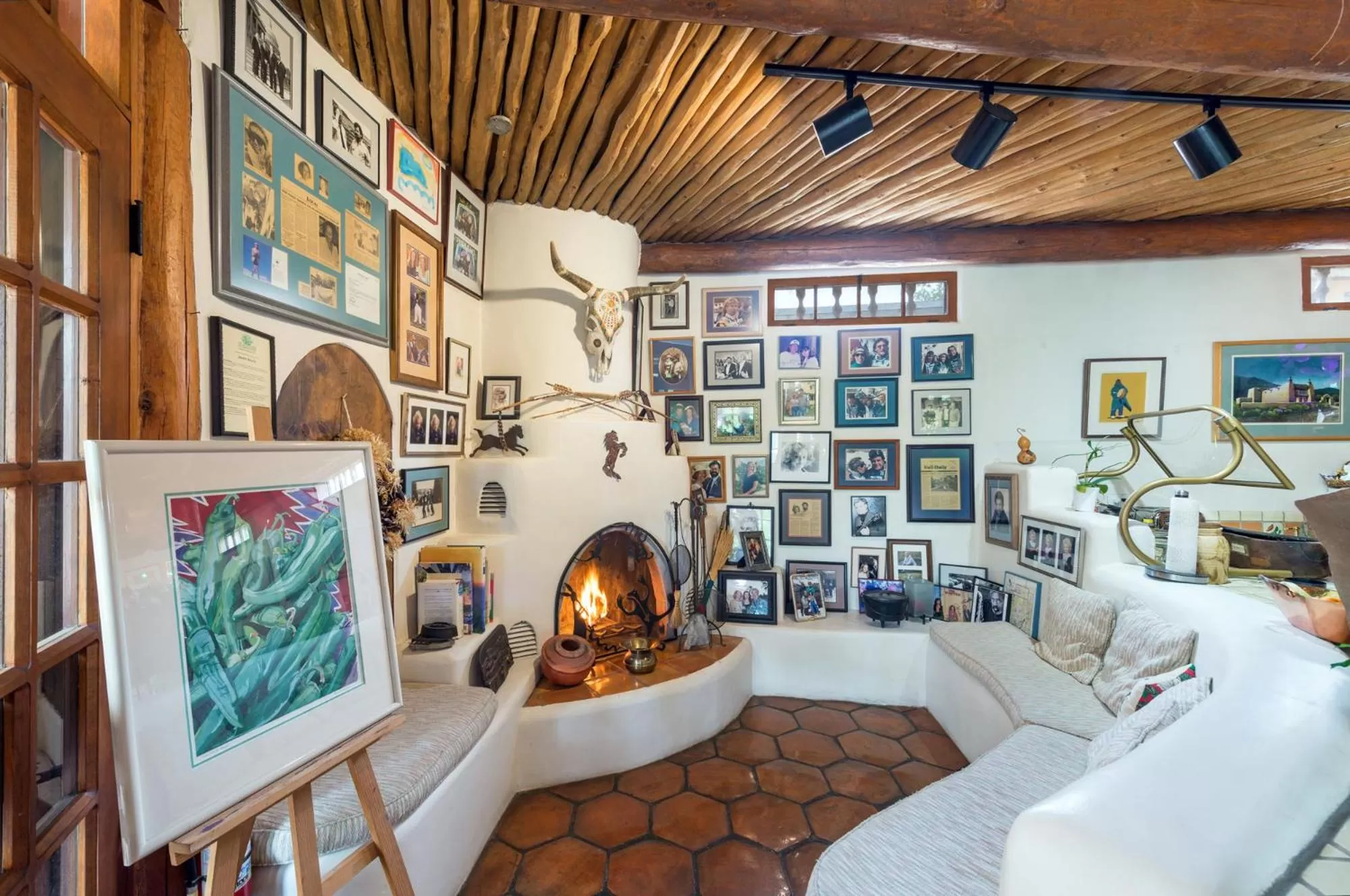 Communal lounge/ TV room in Inn on La Loma Plaza