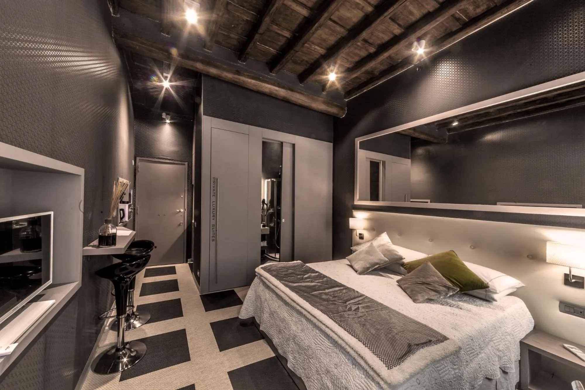 Communal lounge/ TV room, Bed in Piazza di Spagna Luxury Apartment