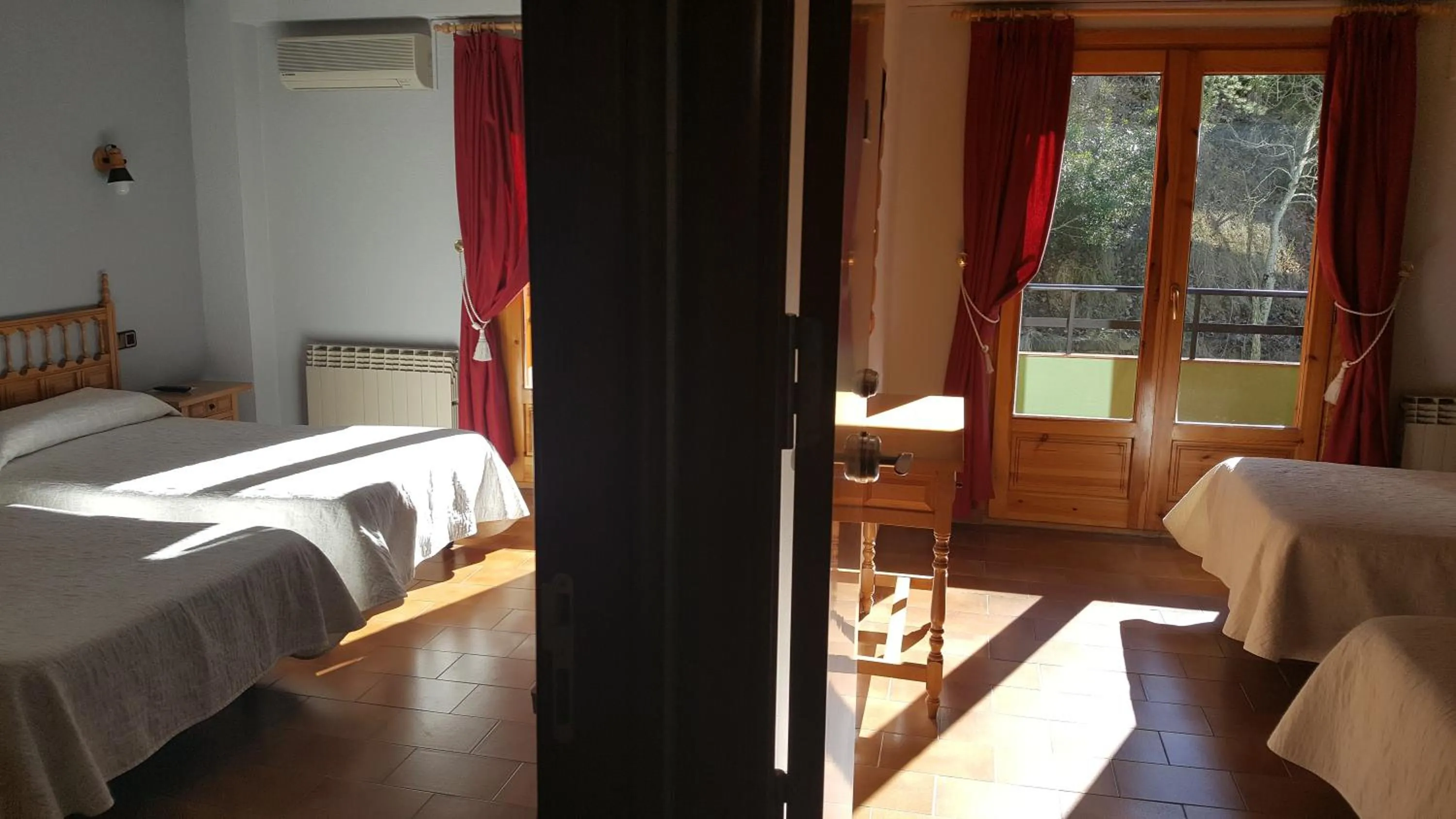 Photo of the whole room, Bed in Hotel Meson de L’Ainsa