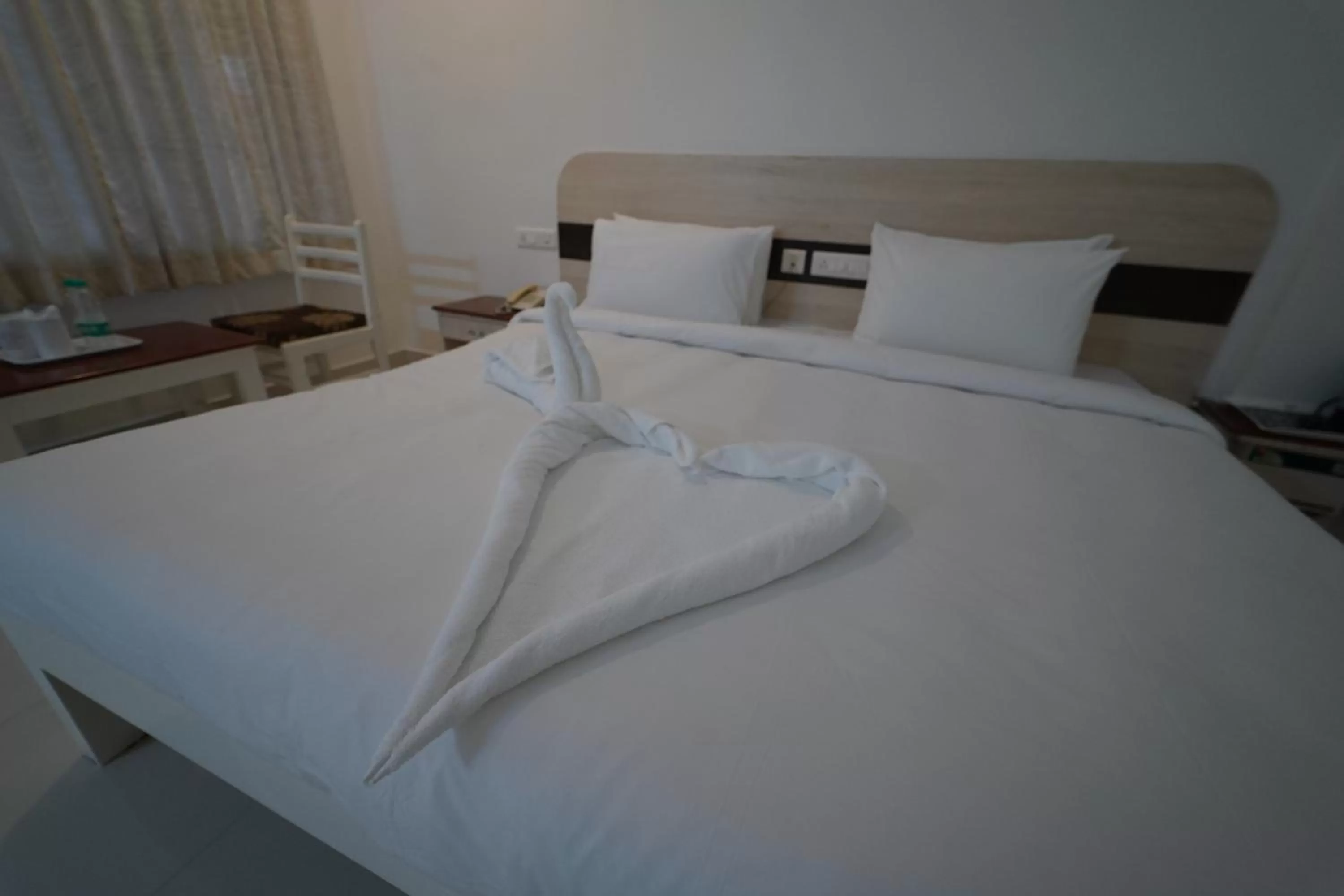 Bed in Hotel Palmyra Grand Inn