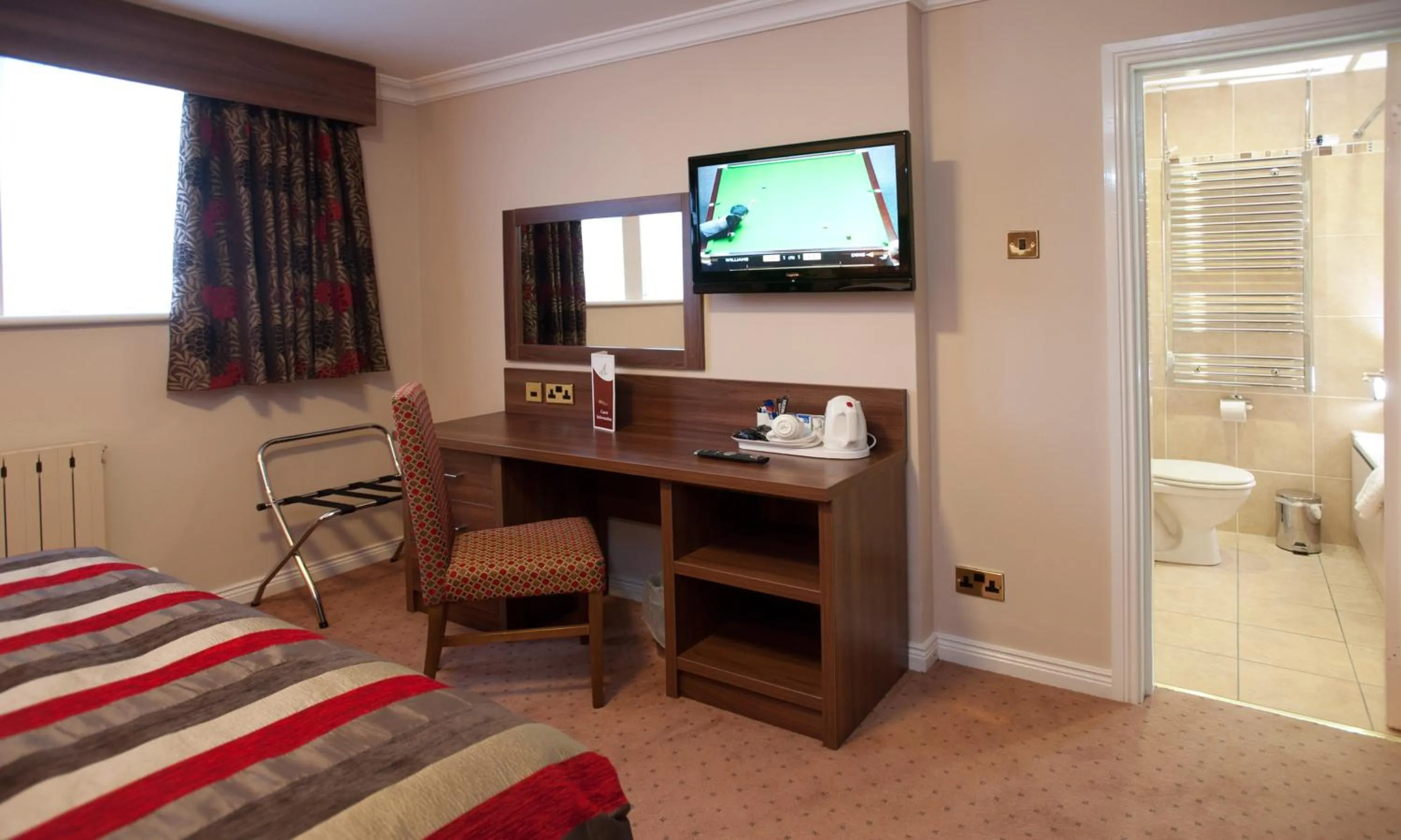 Seating area, Bed in Adair Arms Hotel