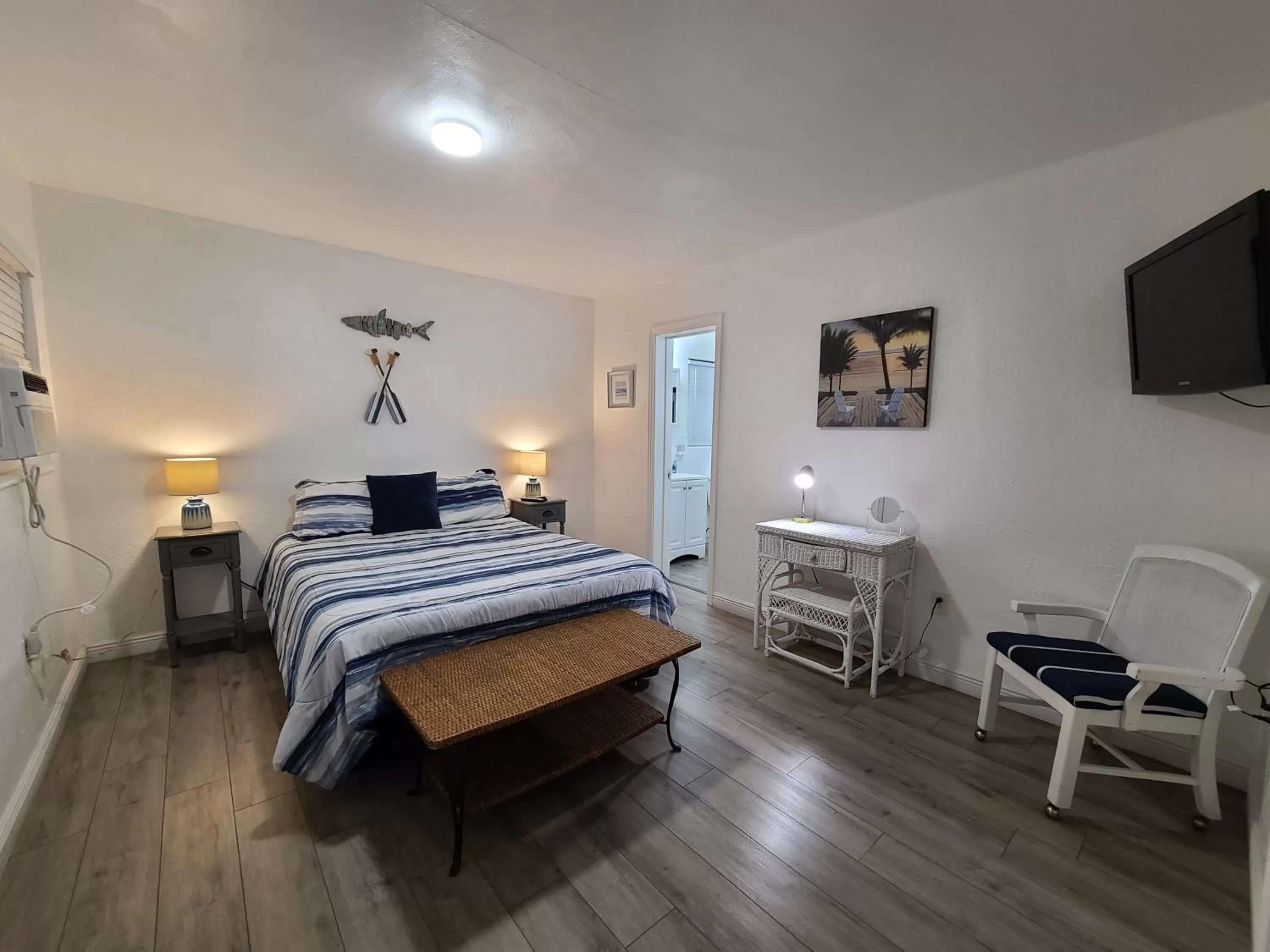 Bed in Sun Island Motel