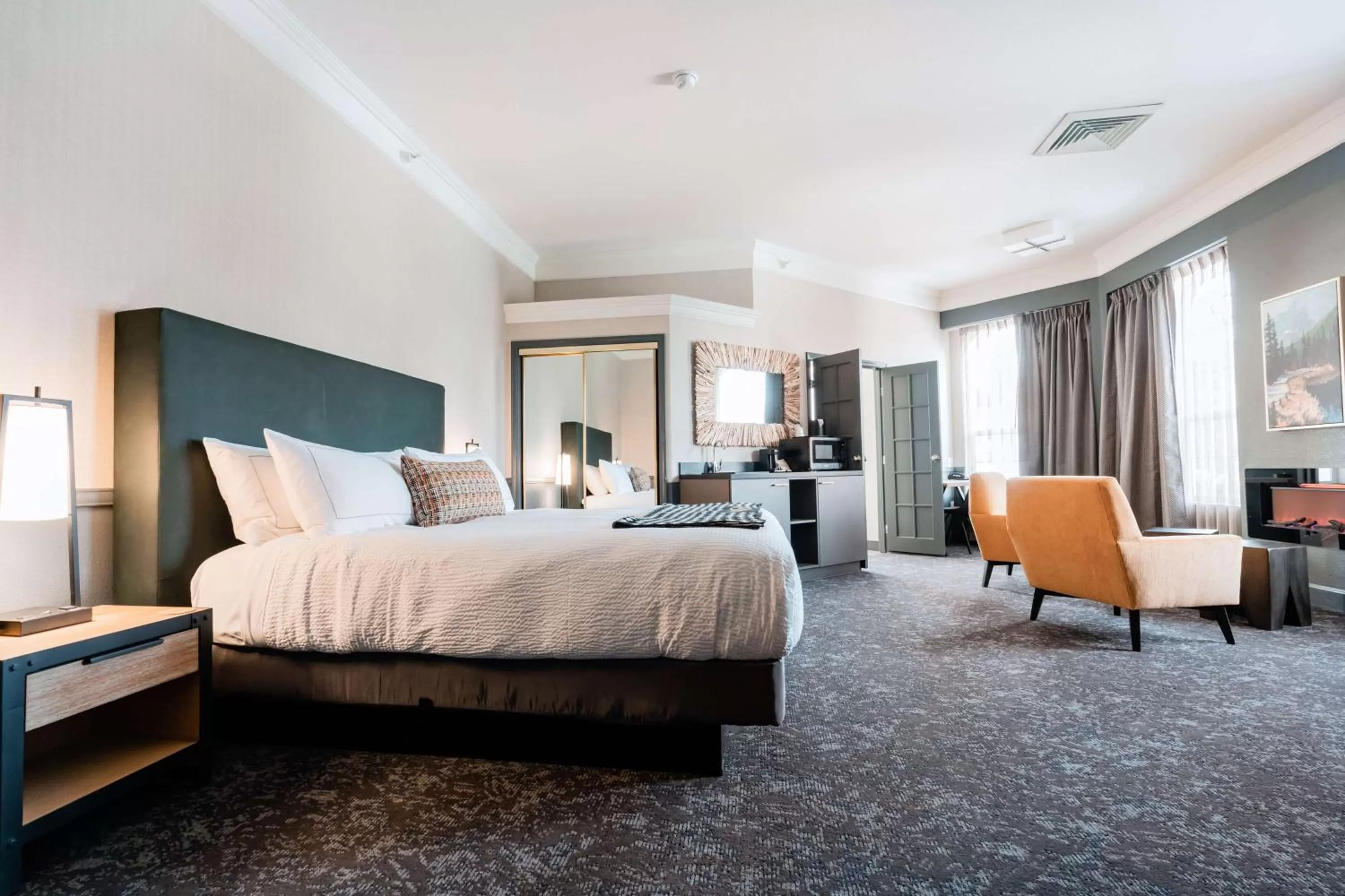 Deluxe Studio Suite with One King Bed in Hotel NoBo Cascade, Tapestry Collection by Hilton