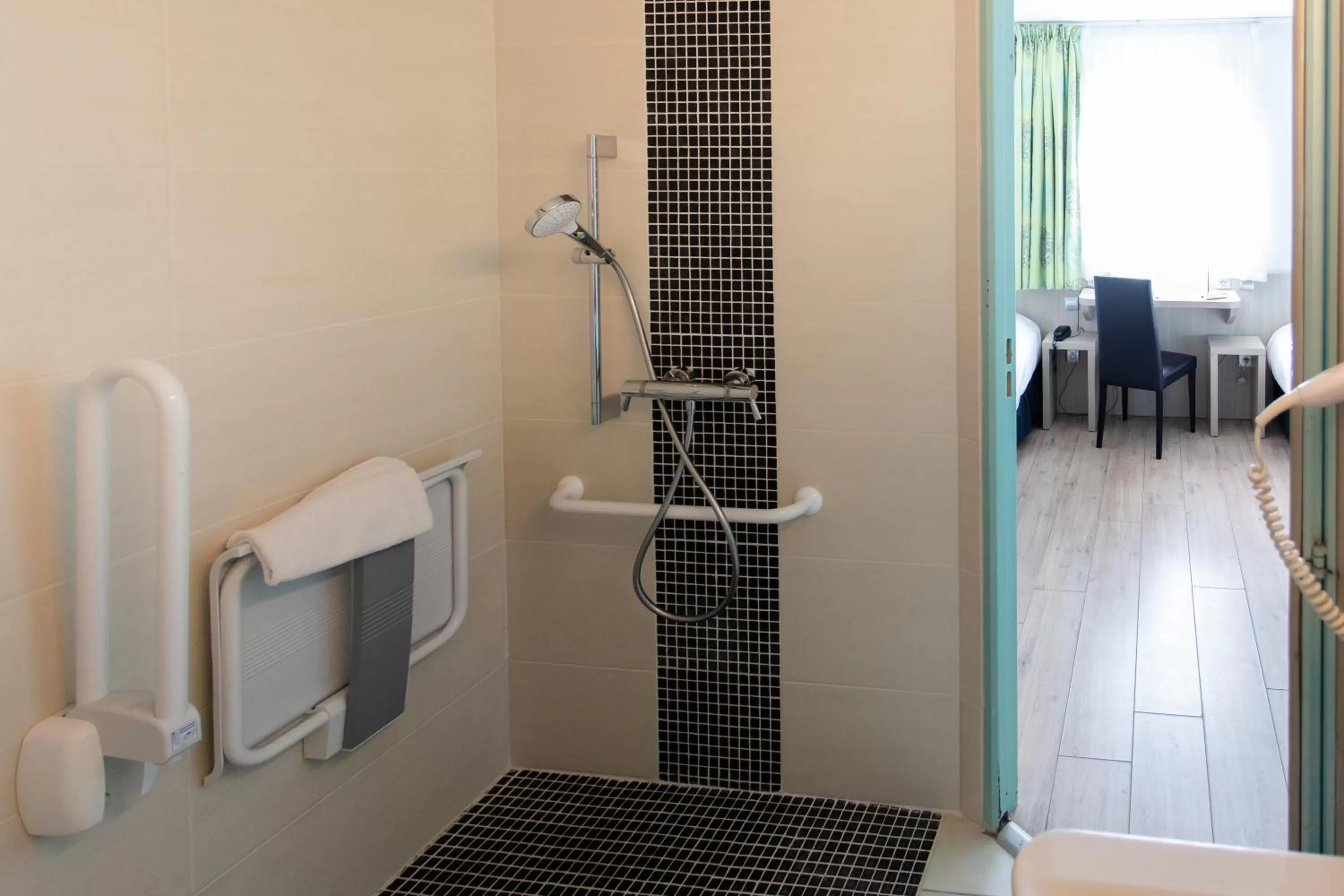 Facility for disabled guests in Hôtel Relais d'Étretat