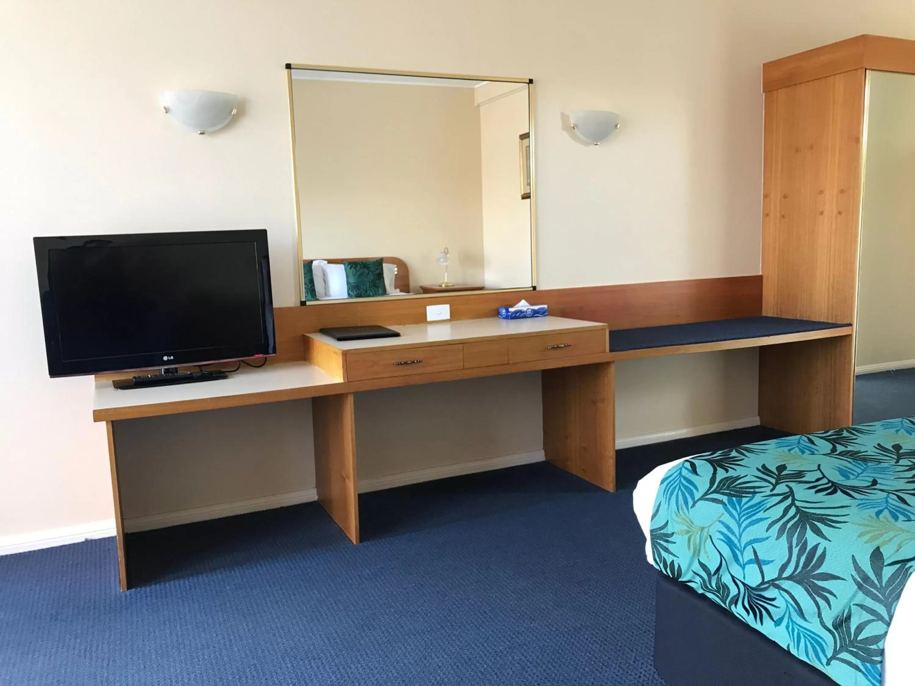 Photo of the whole room, Bed in Cascades Motor Inn