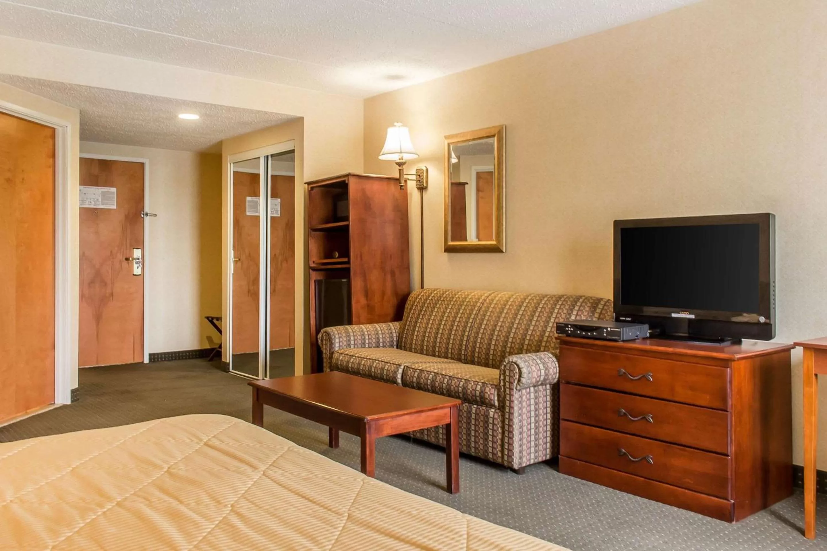 Bedroom, Bed in Quality Inn Hackettstown - Long Valley