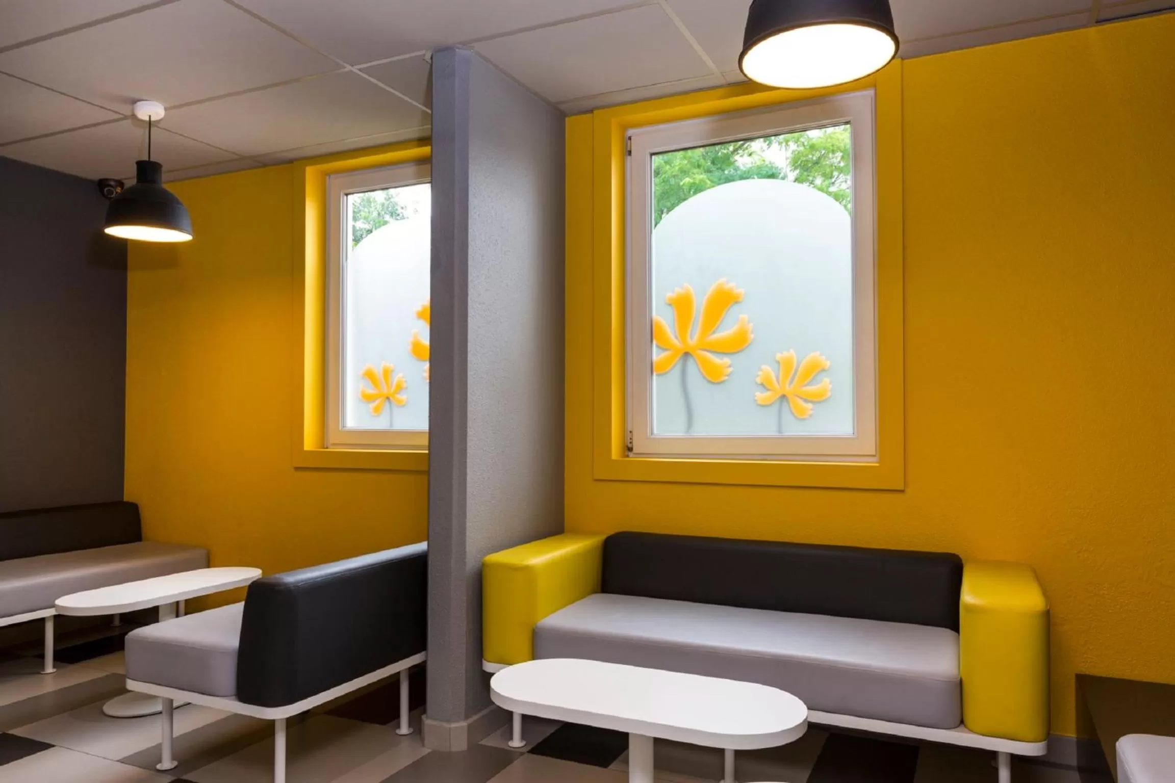 Communal lounge/ TV room in Premiere Classe Roissy Aéroport Charles De Gaulle