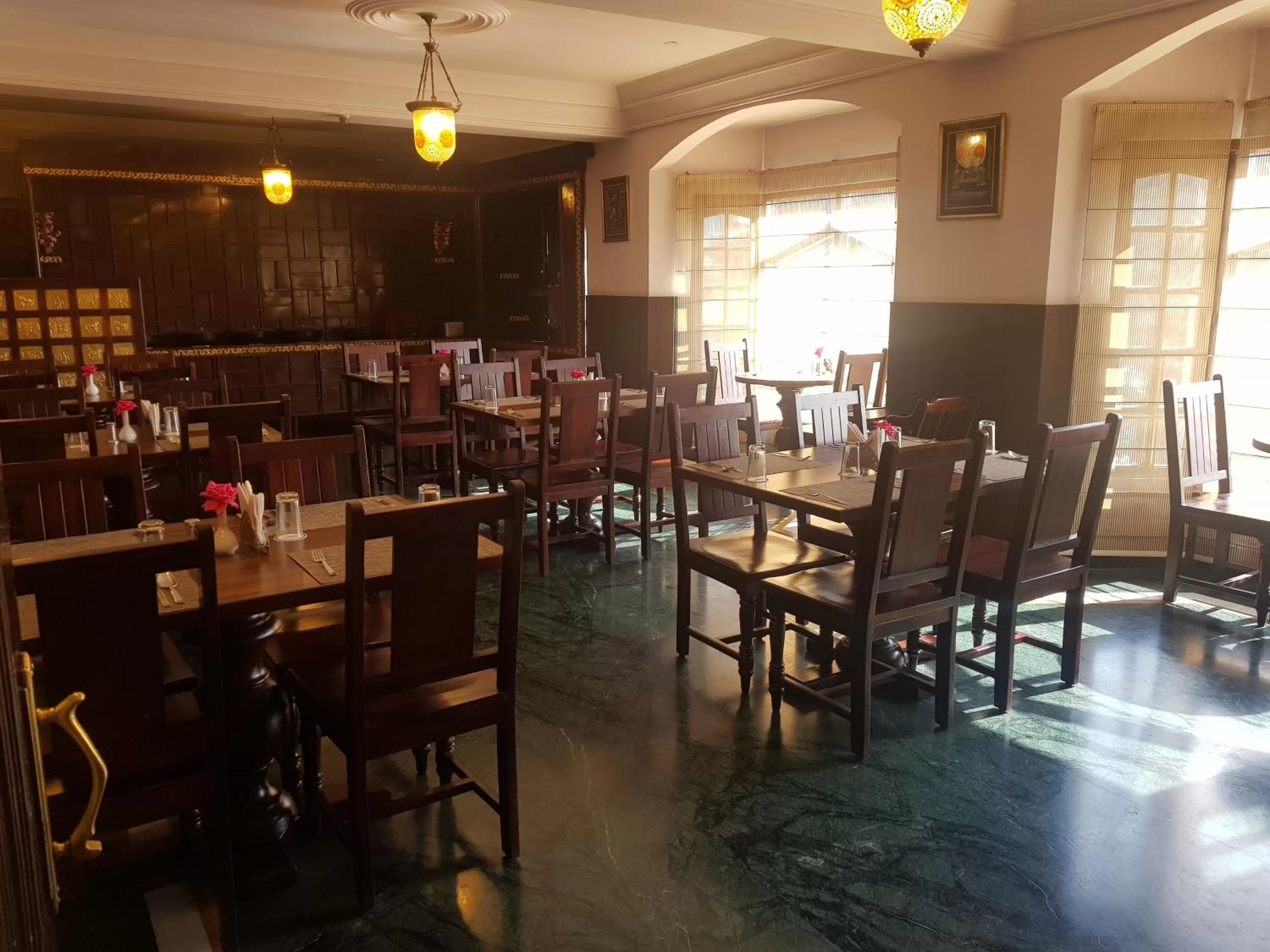 Restaurant/places to eat in Hotel Silverine