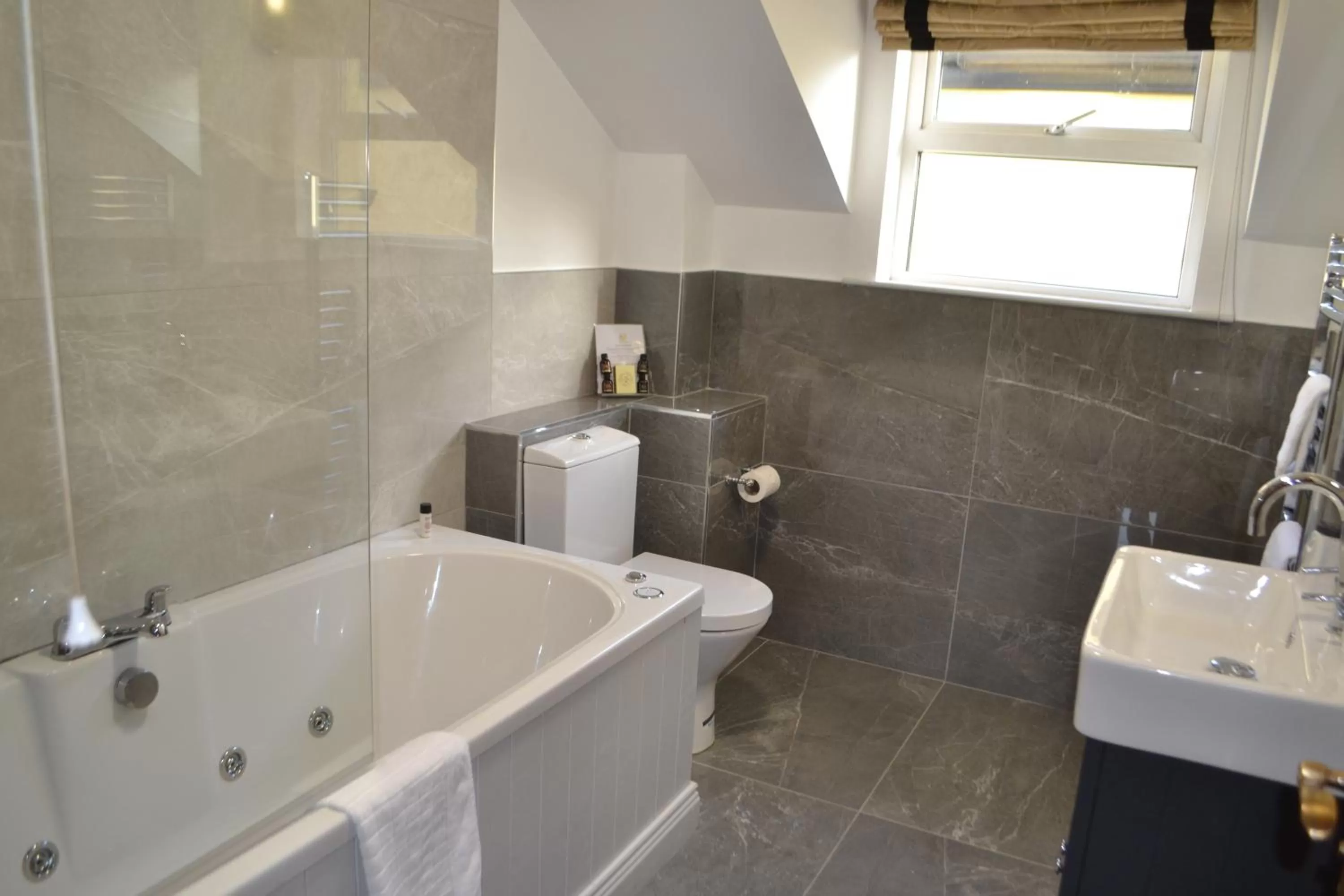 Bathroom in Walsh's Hotel and Apartments