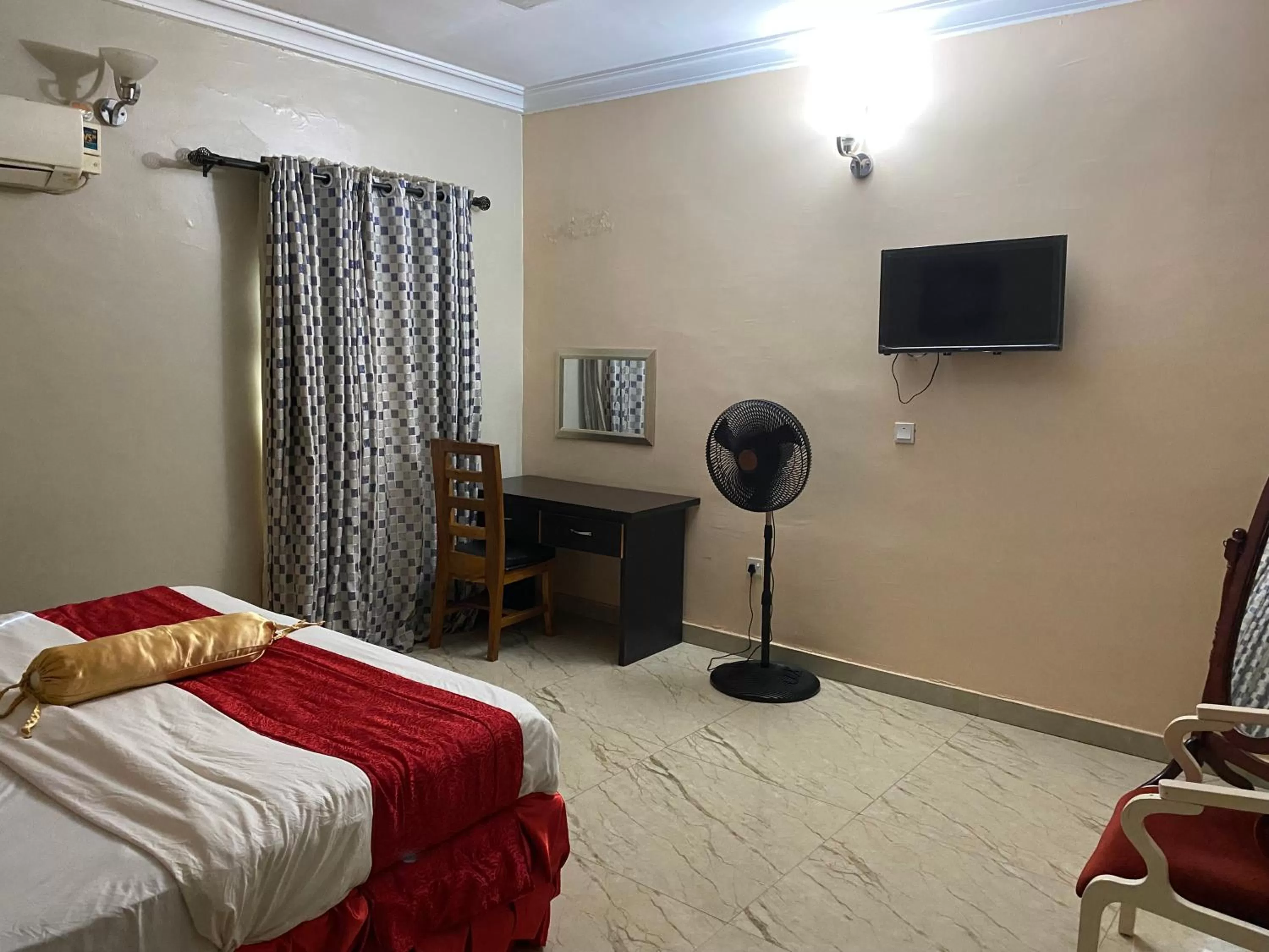 Bed in Nue-Crest Hotels & Suites