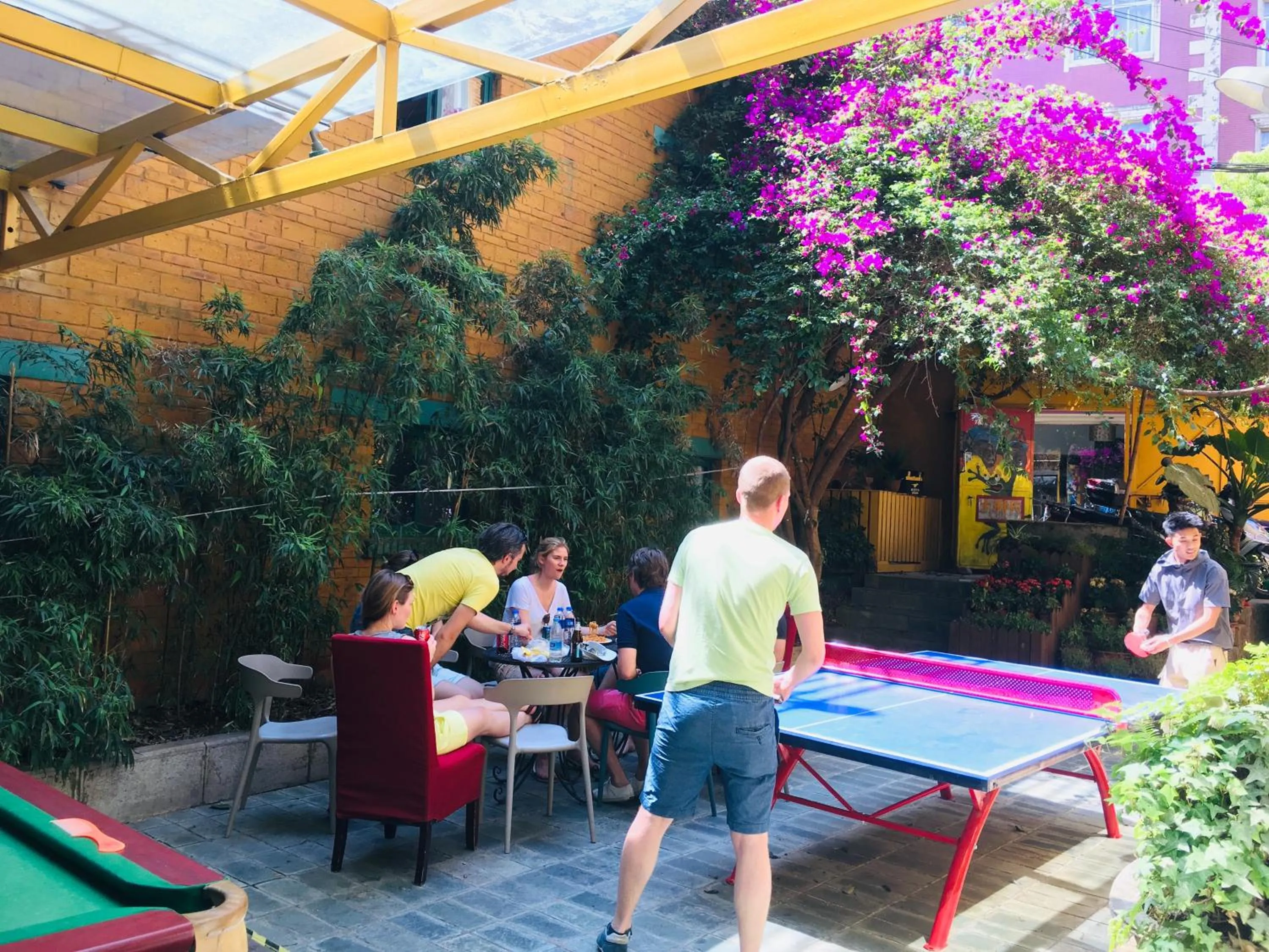 Garden in The Cloudland International Youth Hostel Close to the city center,15 min walks to the subway, Close to the night market, old street, green lake, English-speaking service, free Activity convenient payment and visa cards are accepted