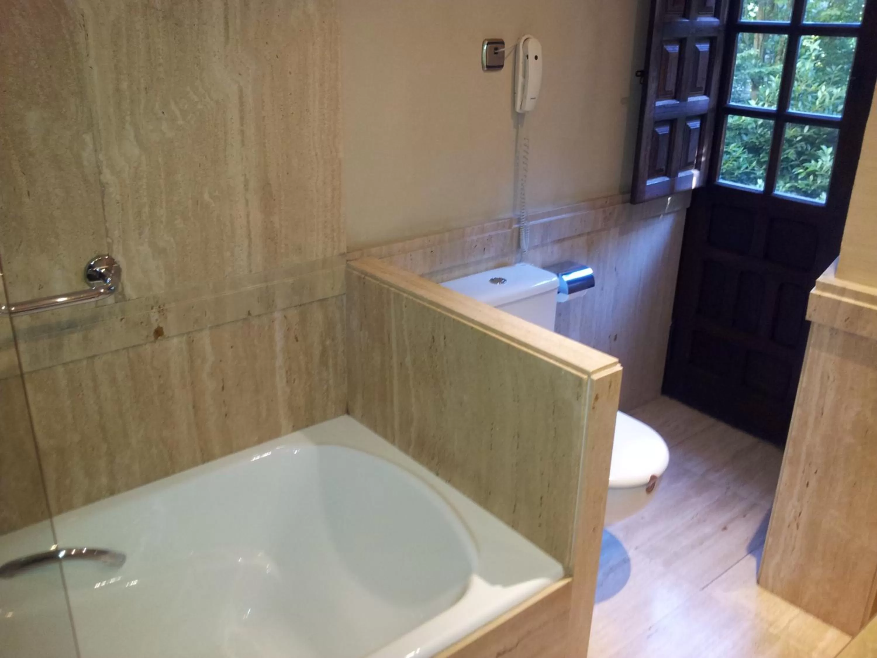 Toilet in Parador de Santillana Gil Blas