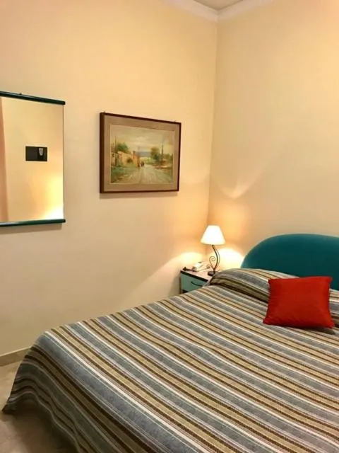 Bathroom, Bed in Hotel Scala Greca