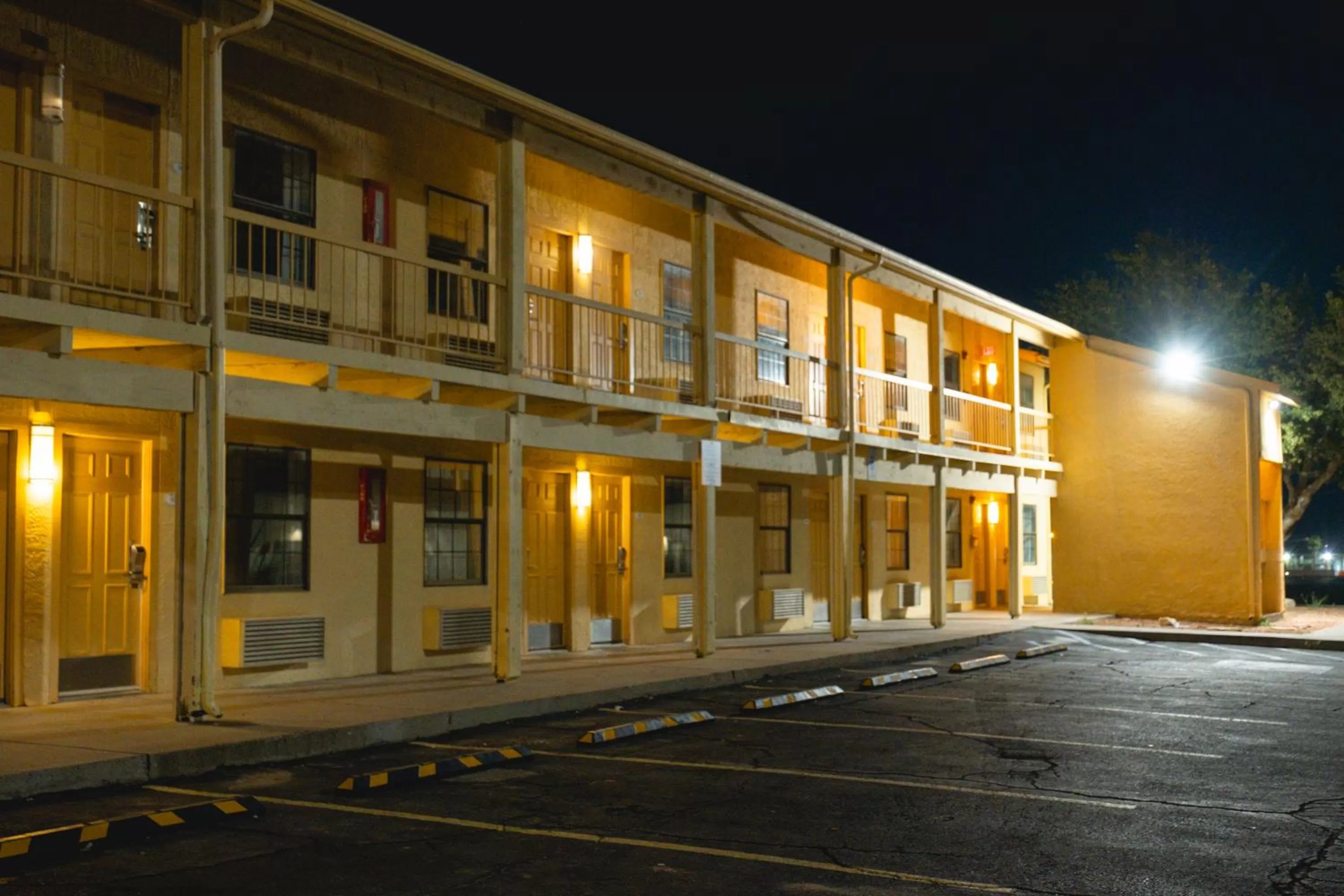 Property Building in BAYMONT BY WYNDHAM