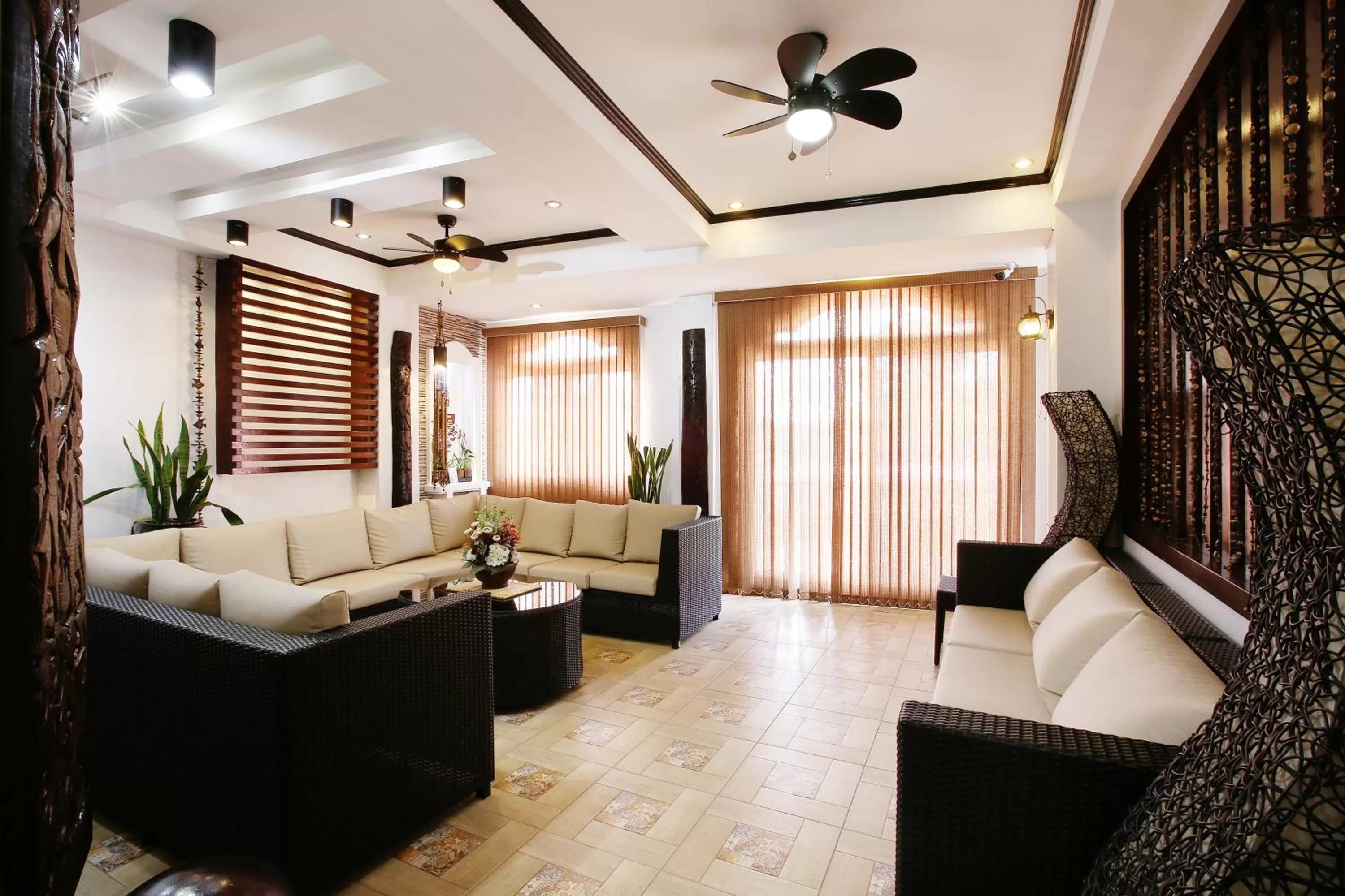 Communal lounge/ TV room in Coron Bancuang Mansion