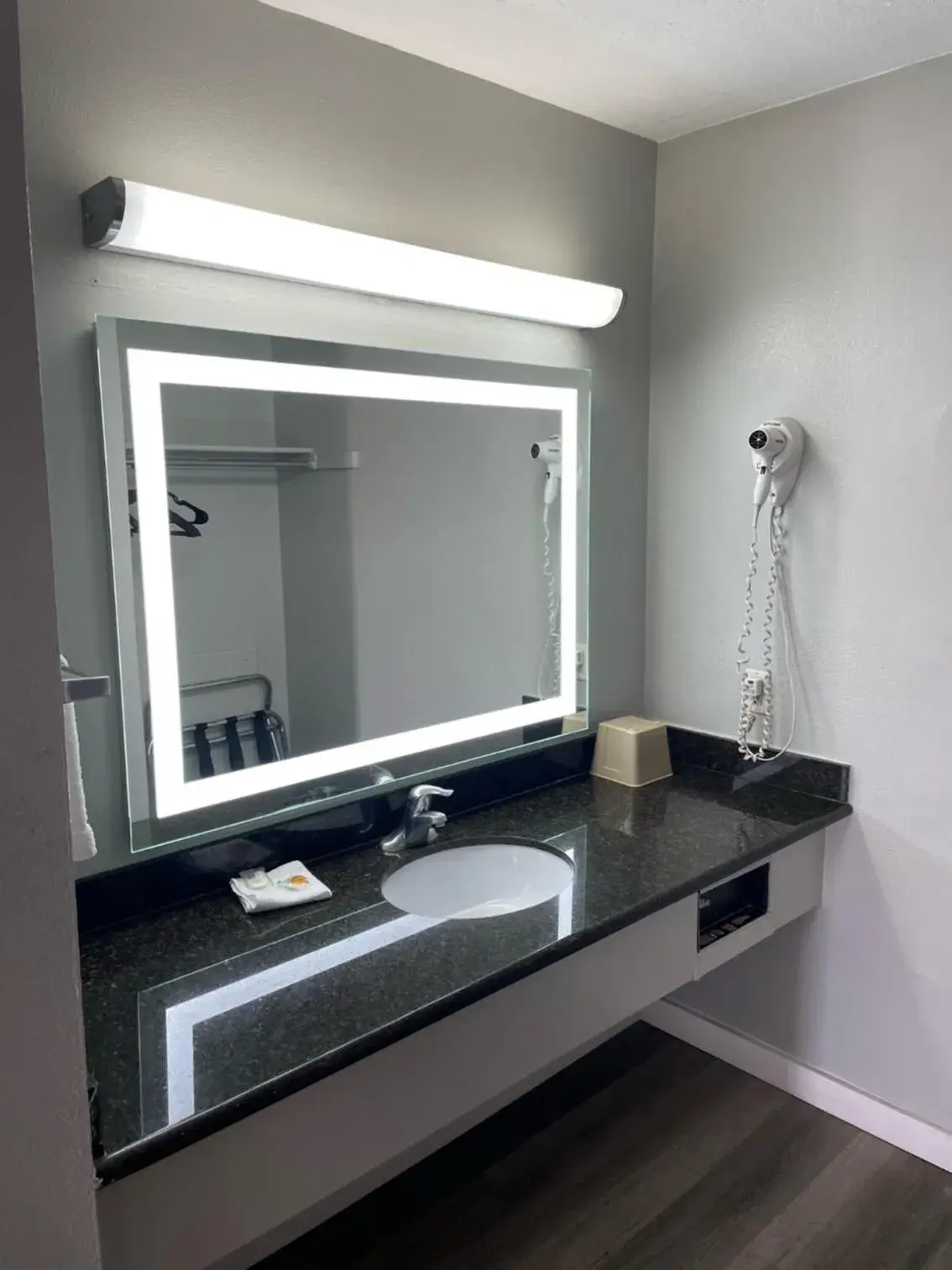 Queen Room with Two Queen Beds in Discovery Inn Queen Room with Two Queen Beds in Discovery Inn