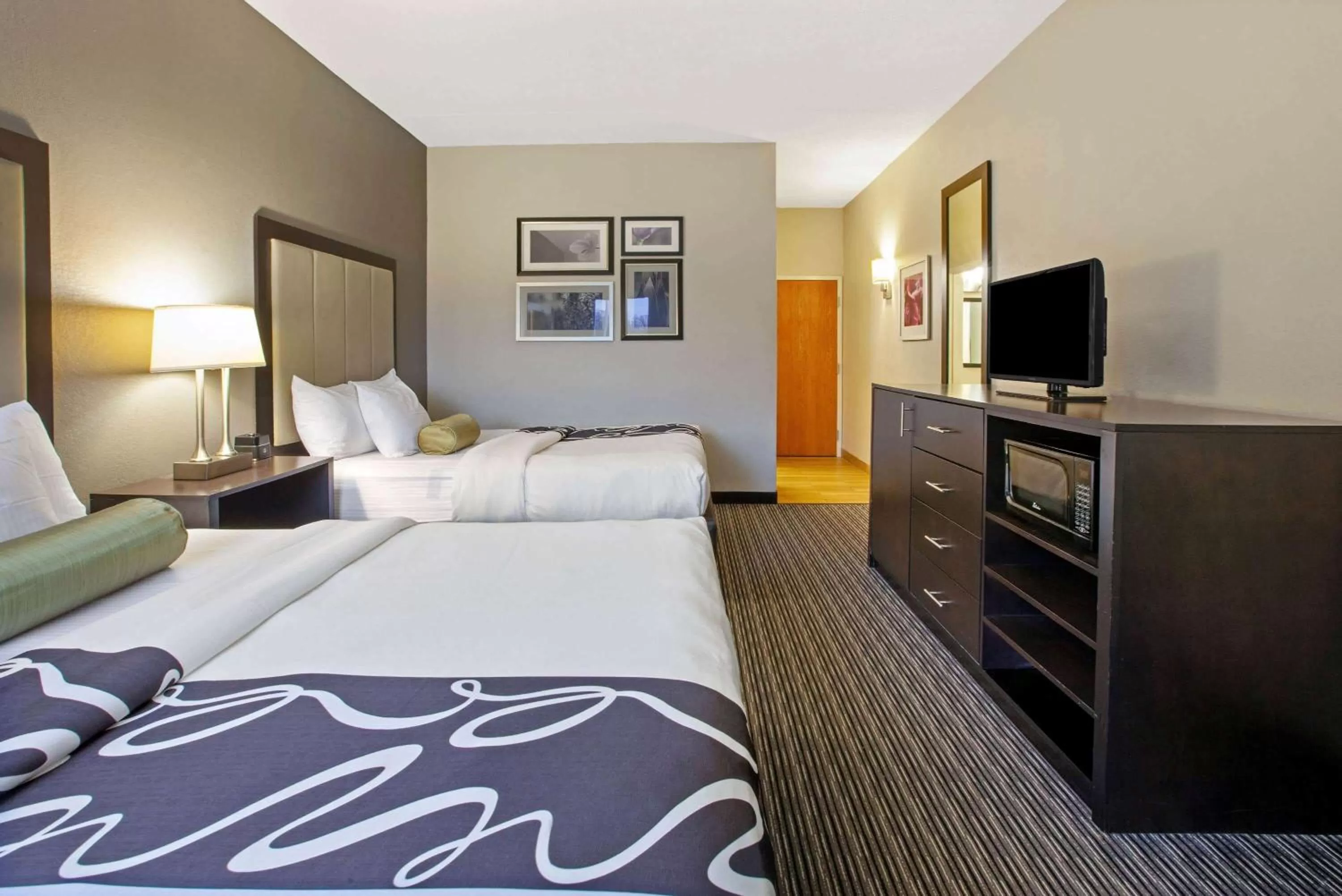 Photo of the whole room, Bed in La Quinta Inn & Suites by Wyndham Detroit Metro Airport