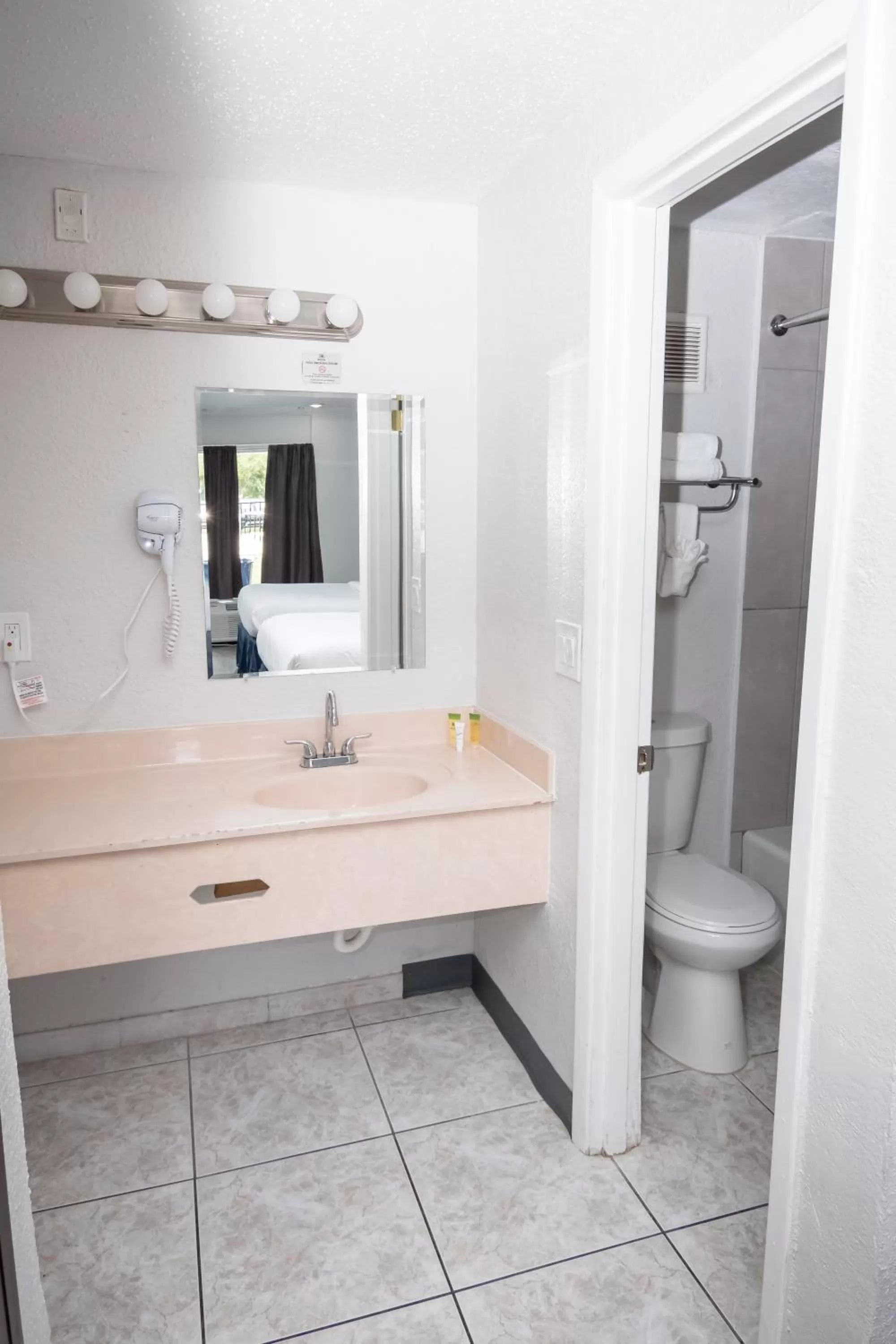 Bathroom in Motel 6 - Altamonte Springs, FL