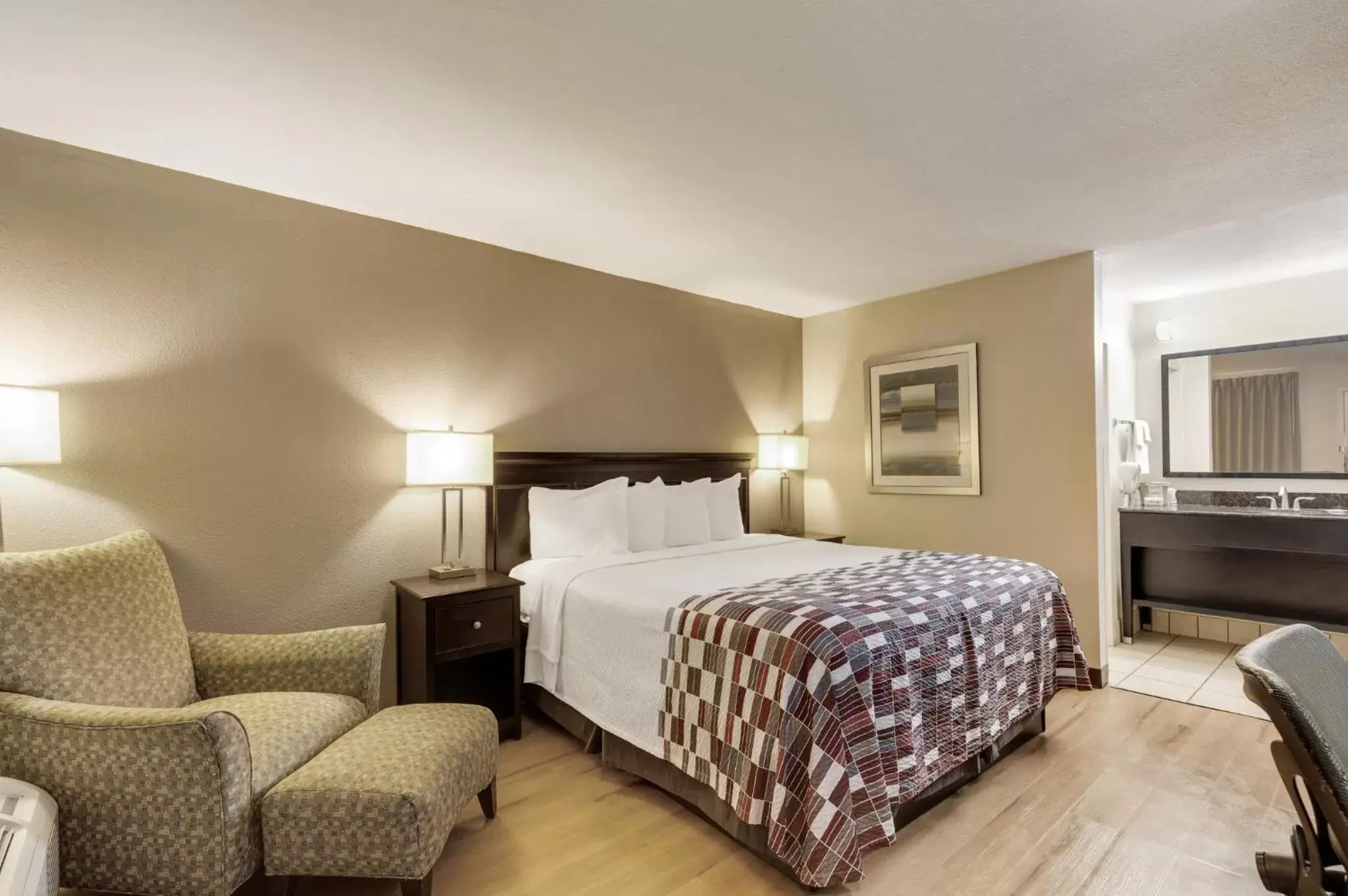 Superior King Room - Smoking in Red Roof Inn Gulfport - Biloxi Airport Superior King Room - Smoking in Red Roof Inn Gulfport - Biloxi Airport