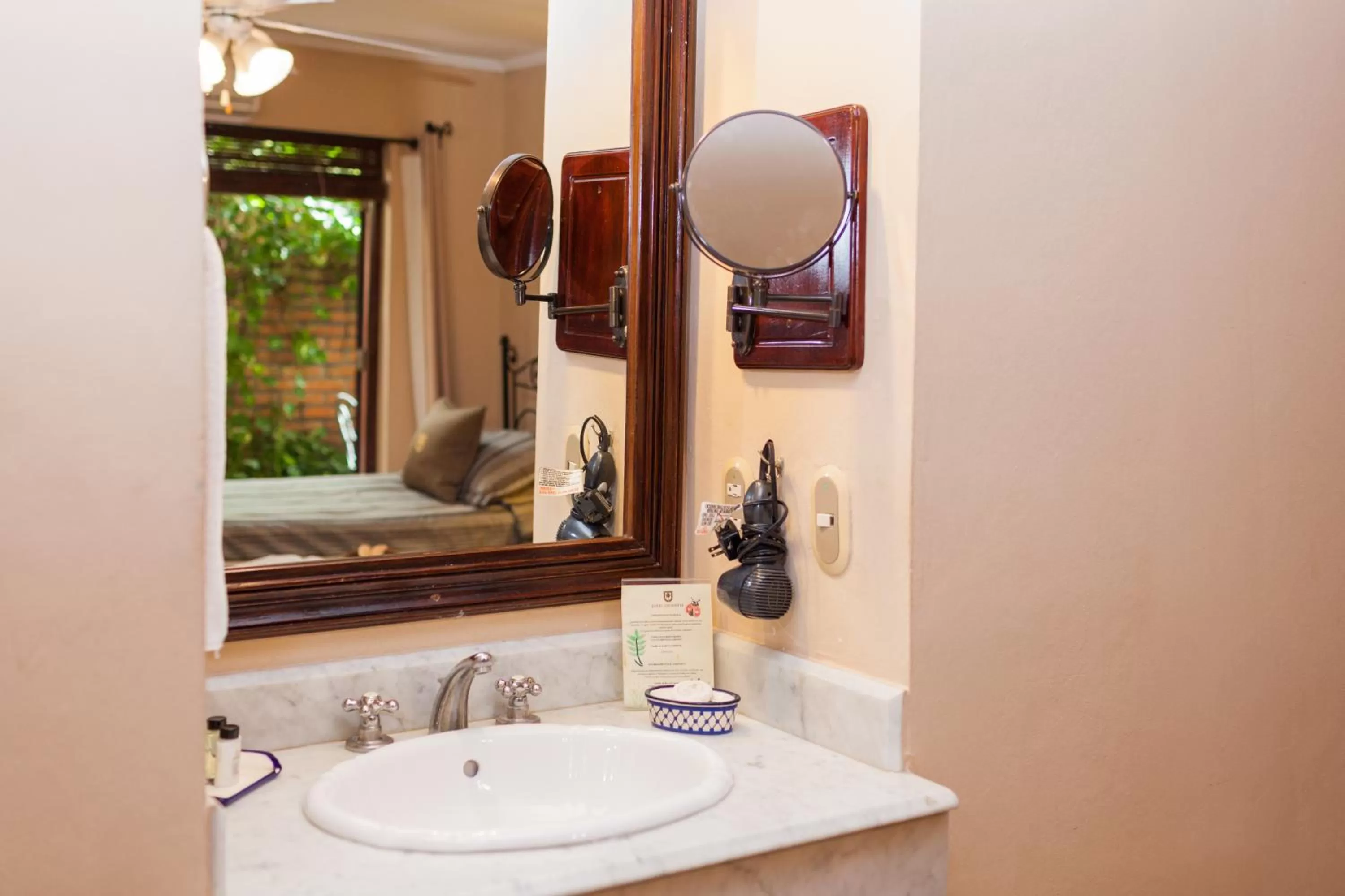 Bathroom in Hotel Los Robles, Managua, Nicaragua