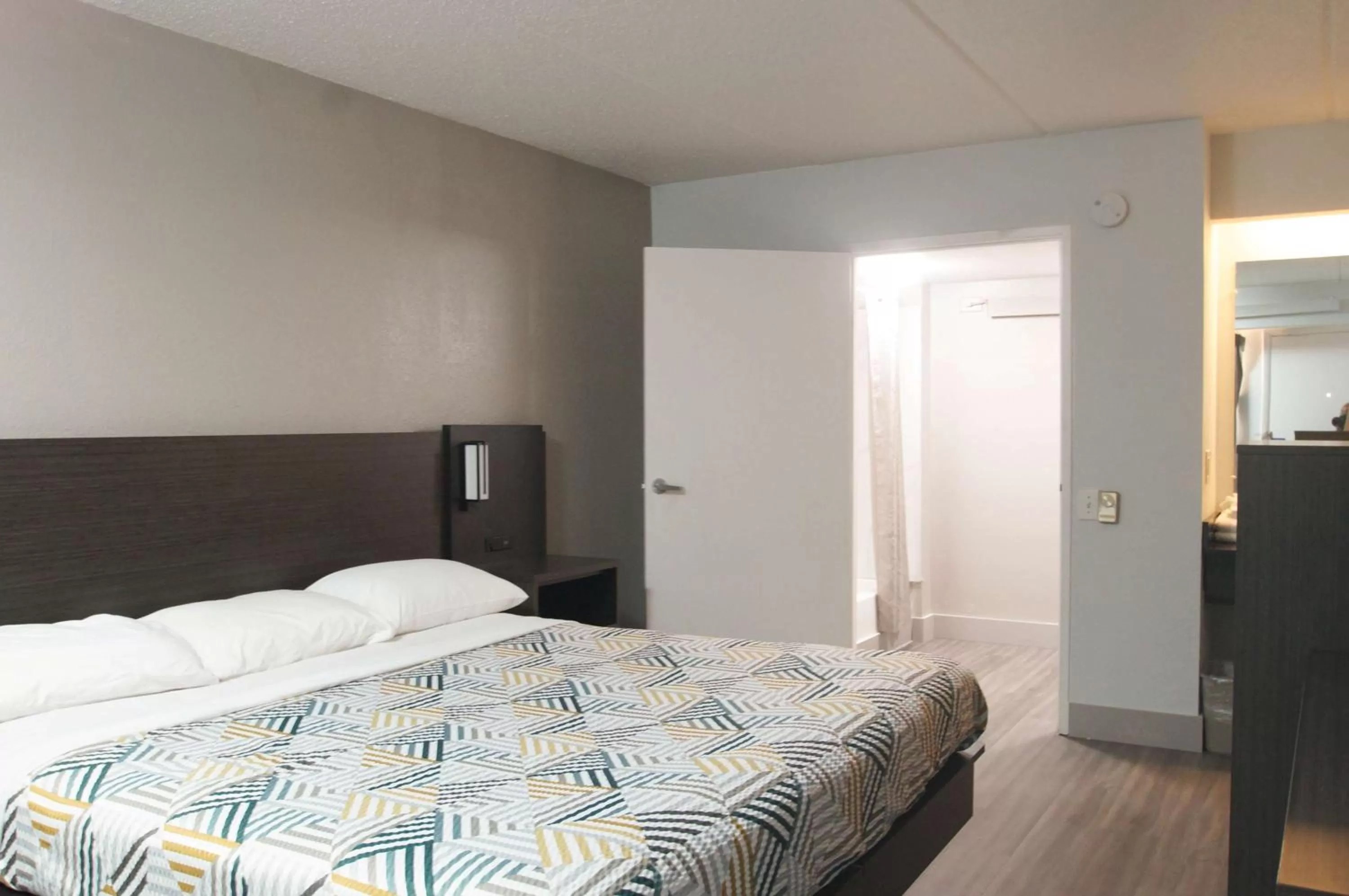 King Room - Disability Access - Smoking in Motel 6-Charlotte, NC - Coliseum