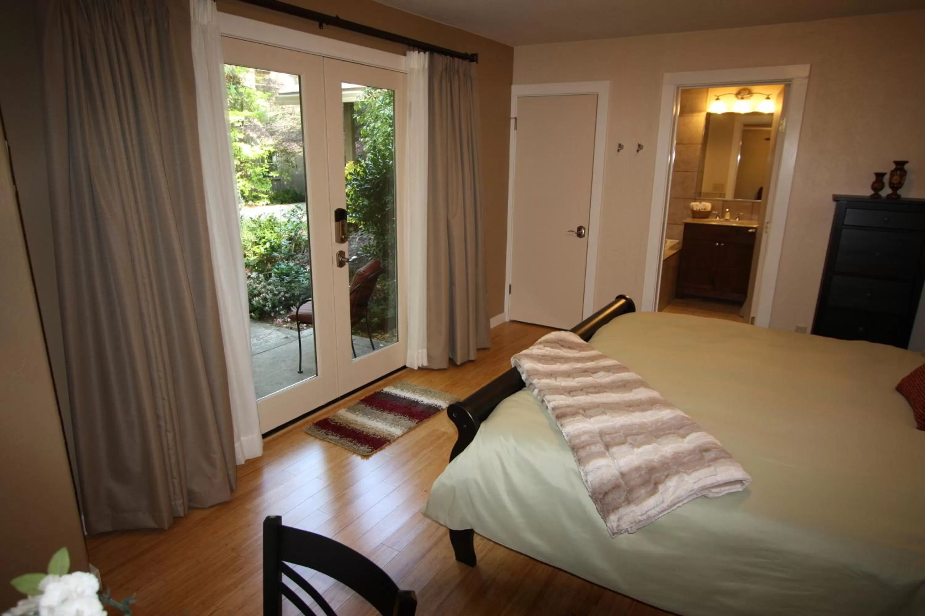 Deluxe King Suite in The Inn at Shasta Lake