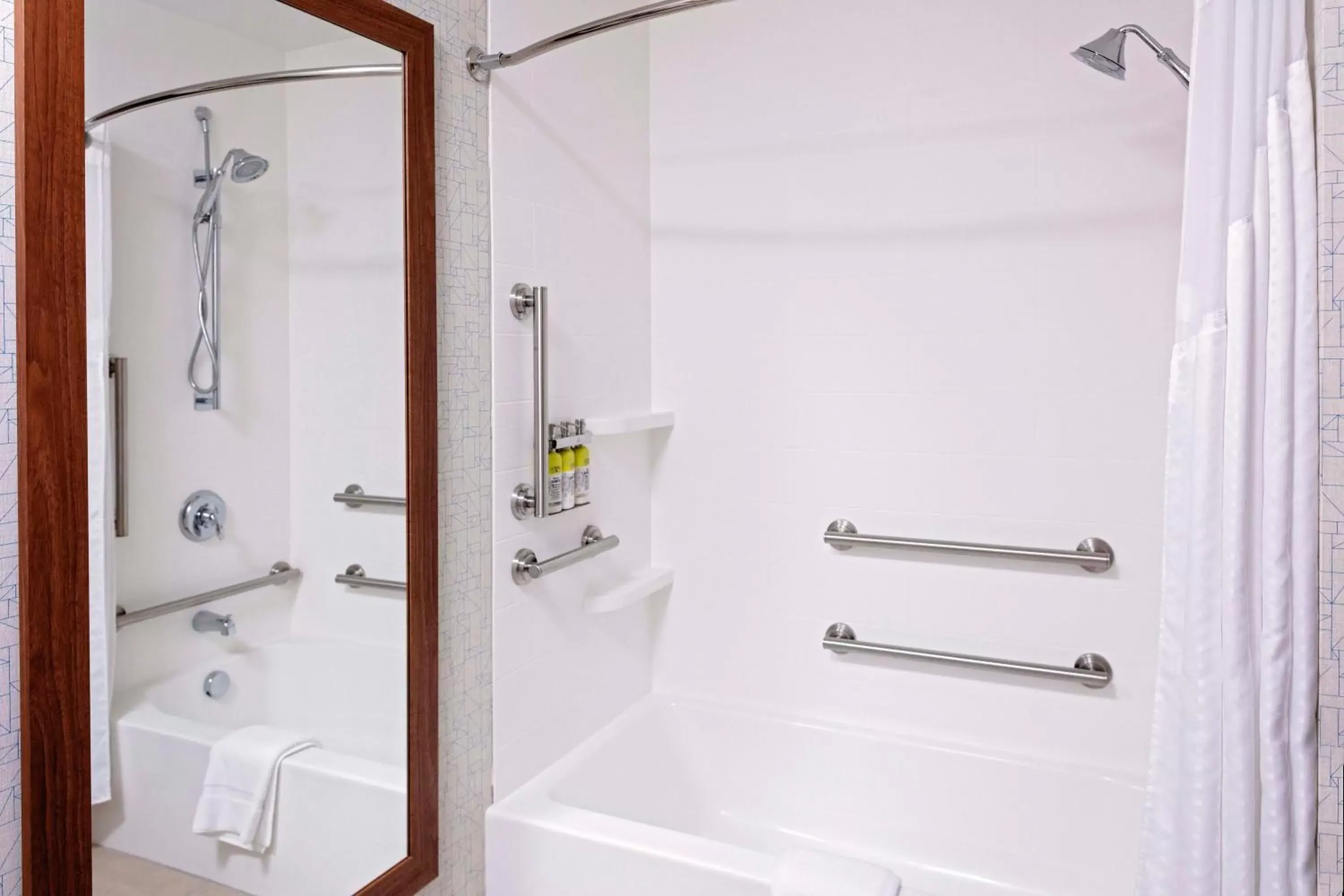 Deluxe Twin Room - Hearing Accessible in Holiday Inn Express & Suites - Madison by IHG Deluxe Twin Room - Hearing Accessible in Holiday Inn Express & Suites - Madison by IHG