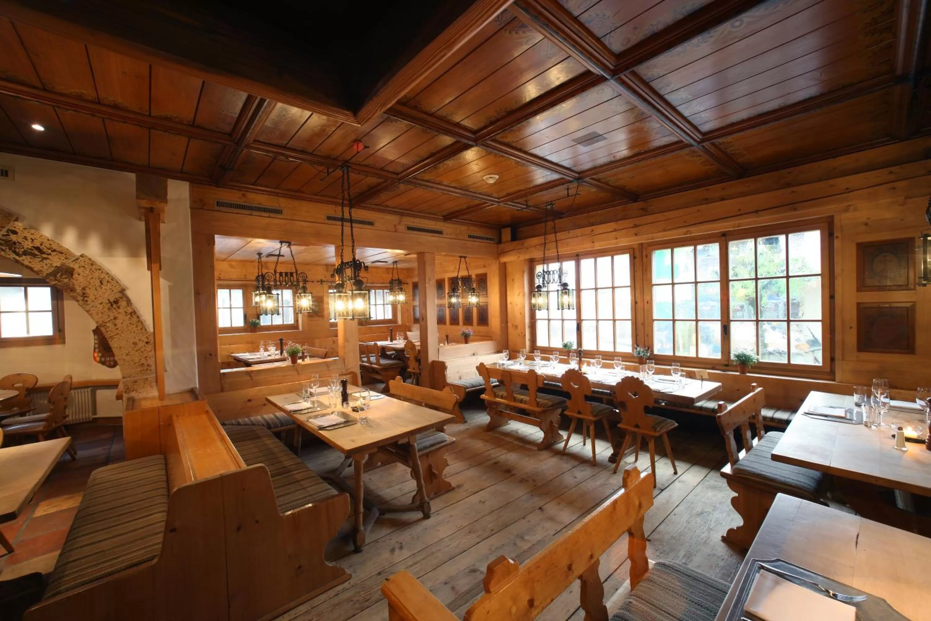 Restaurant/places to eat in Bernerhof Swiss Quality Hotel Gstaad