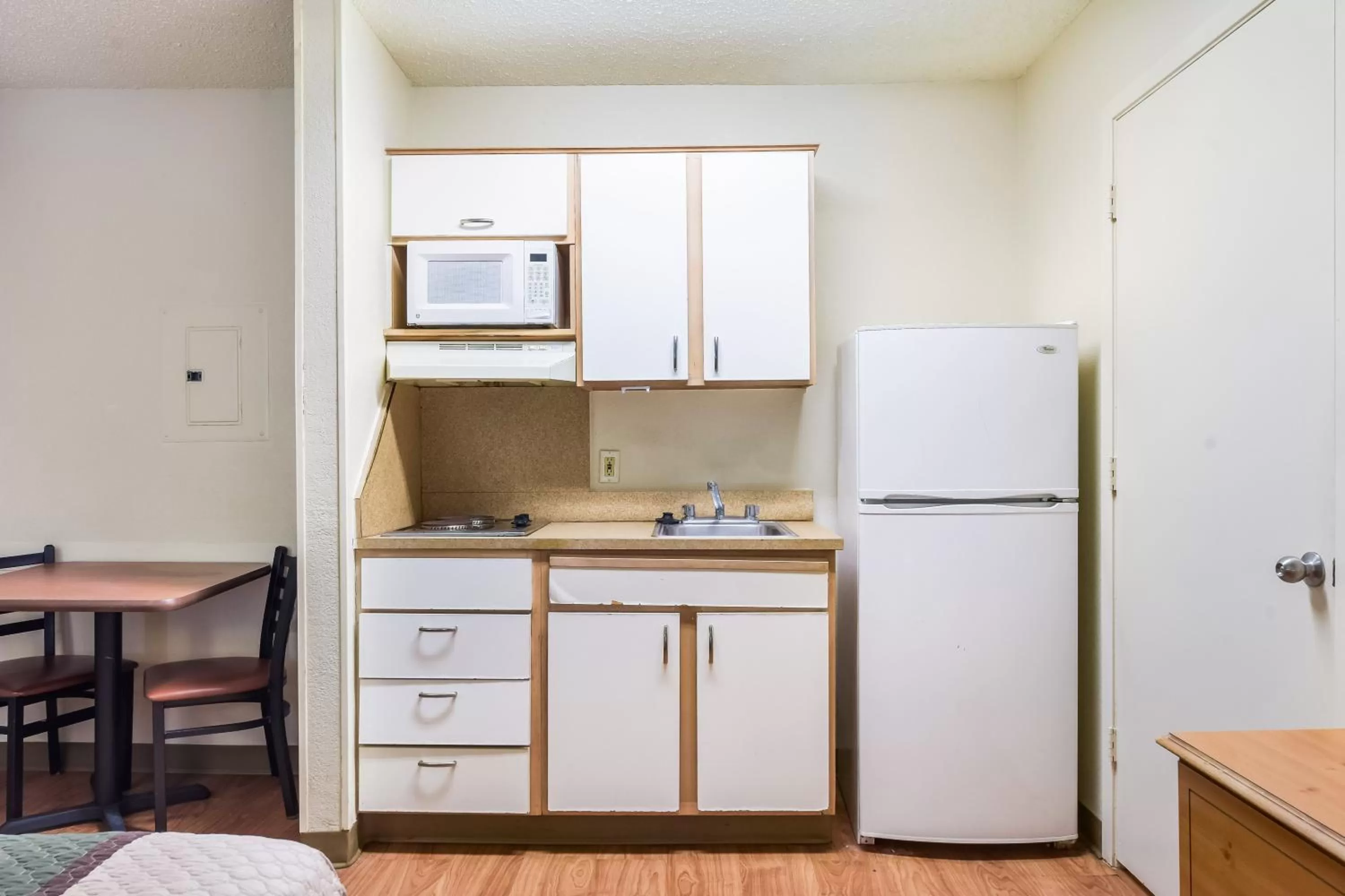 Photo of the whole room in HomeTowne Studios by Red Roof Dallas - North Addison - Tollway