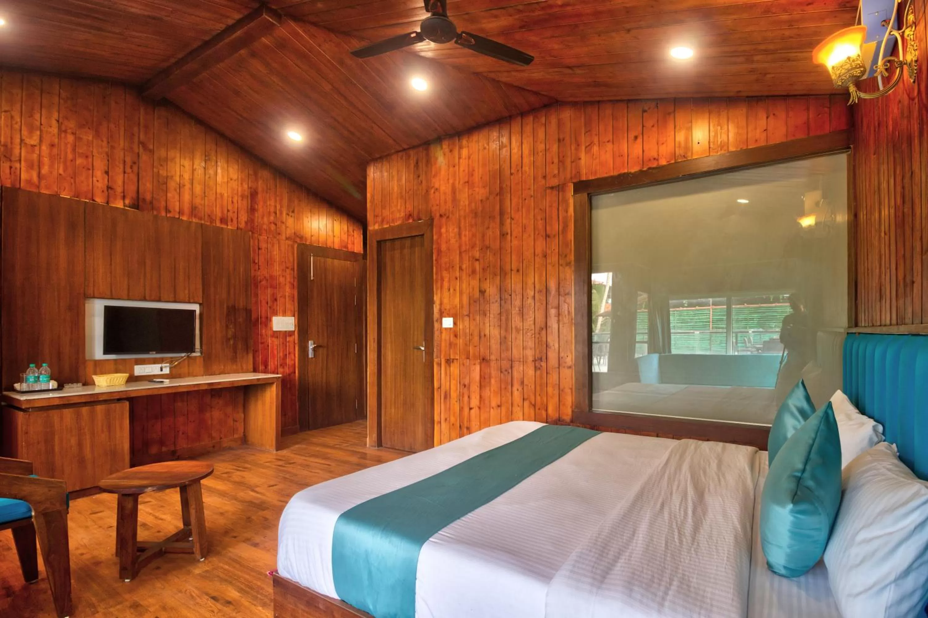 TV and multimedia, Bed in Oceano Beach Resort