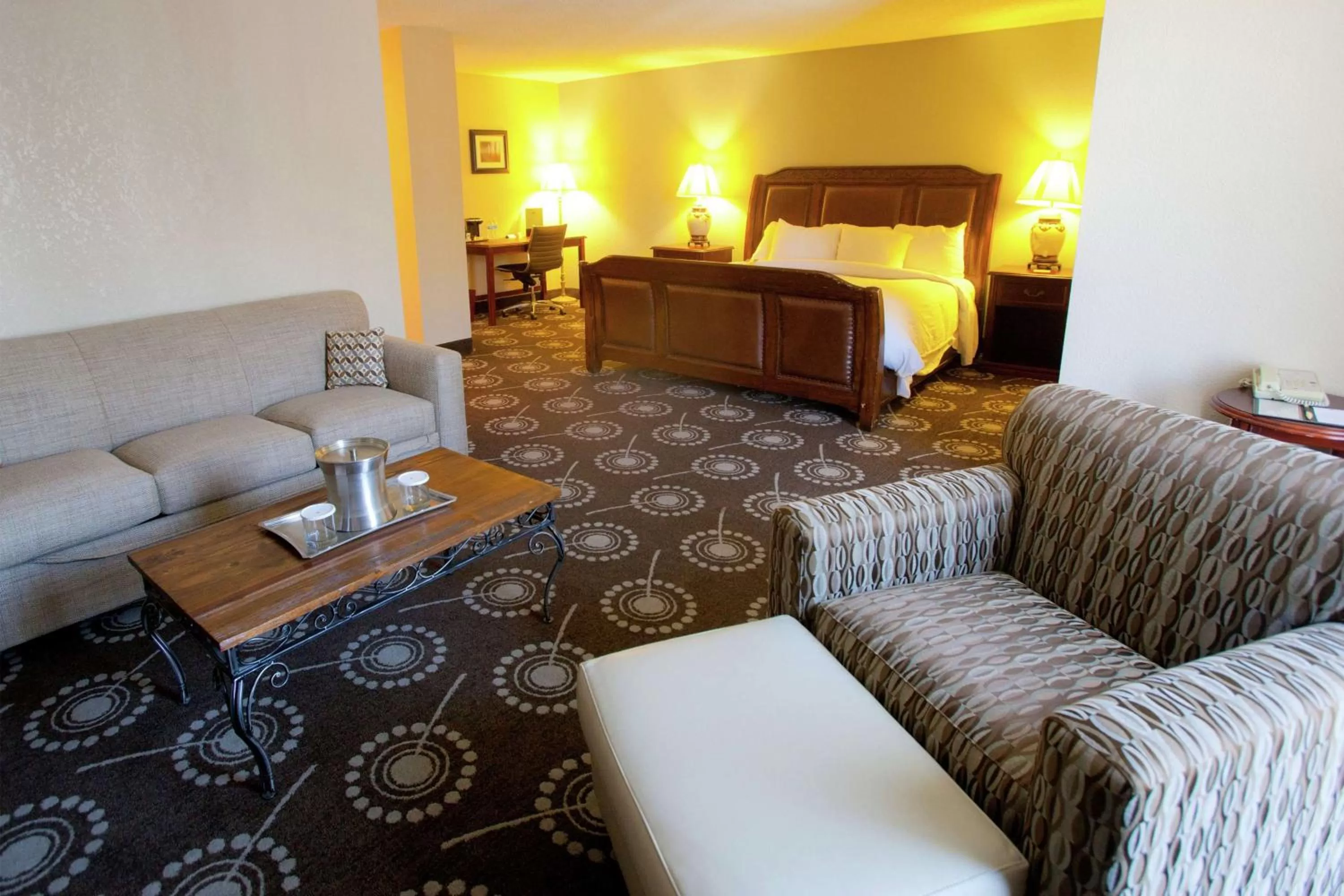 Living room, Bed in Midland Plaza Hotel